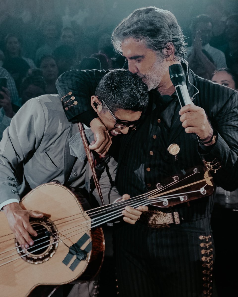 alexoficial's tweet photo. Hoy estamos de fiesta.
Bienvenido de vuelta, Osbaldo.
Esta es tu casa y esta es tu familia (la agregada 😜)
Estamos contigo en esta lucha y en todas las que queden.
¡Échele, compa! 🙌🏻♥️💥

Se fue la primera noche en San Luis Potosí y fue puro 🔥🔥🔥 https://t.co/taSCyDl9pT