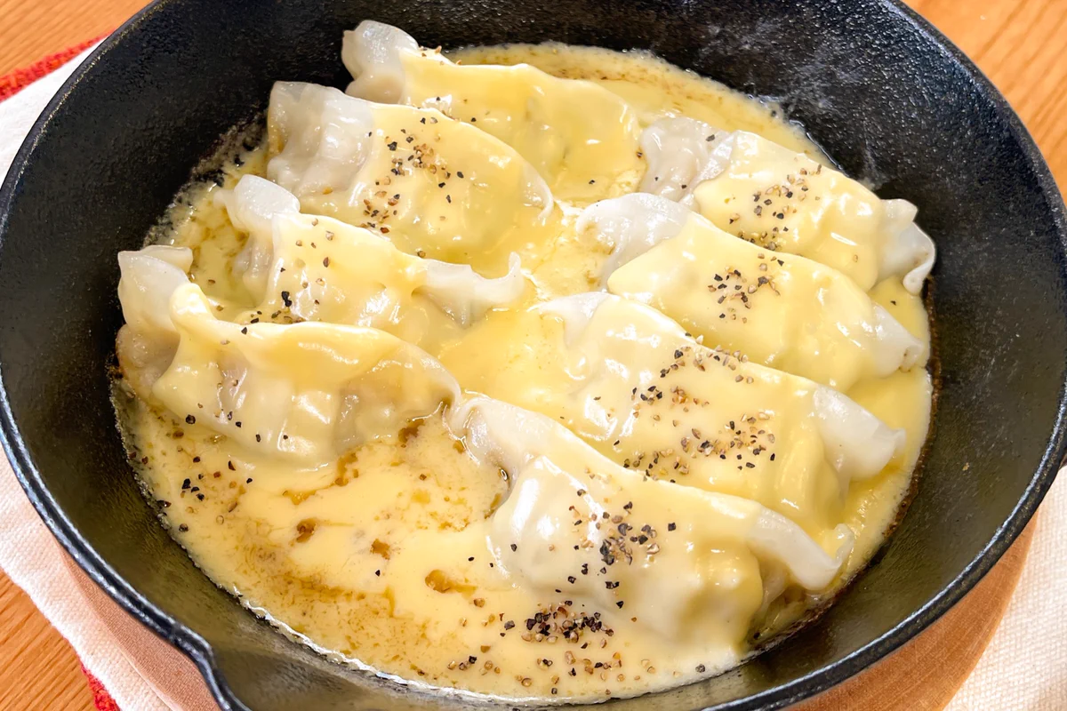 市販の餃子が大変身！とろーり「フォンデュ風チーズぎょうざ」。