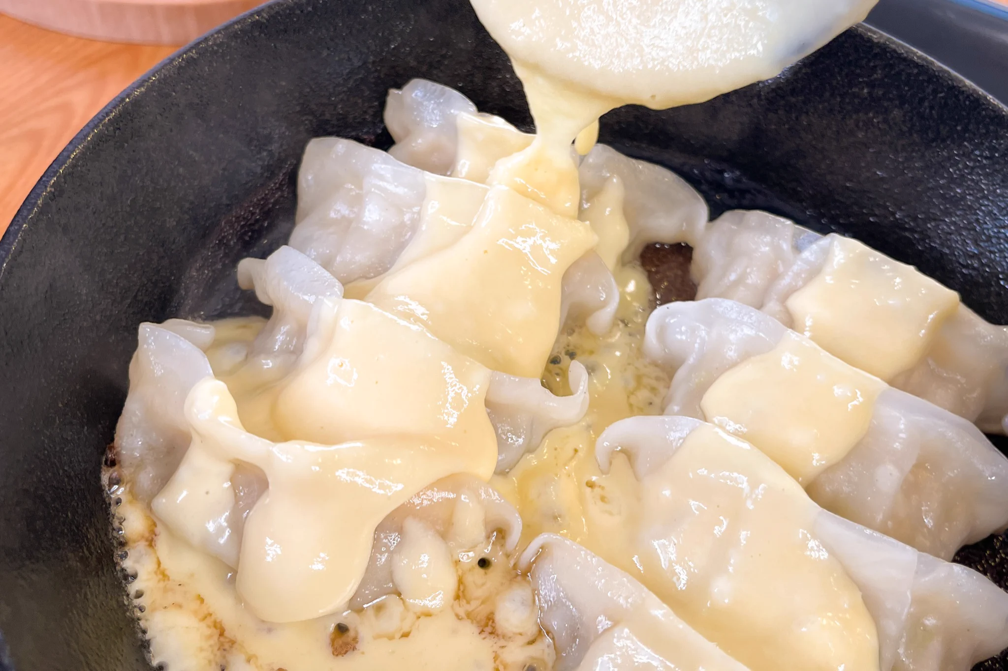 市販の餃子が大変身！とろーり「フォンデュ風チーズぎょうざ」。