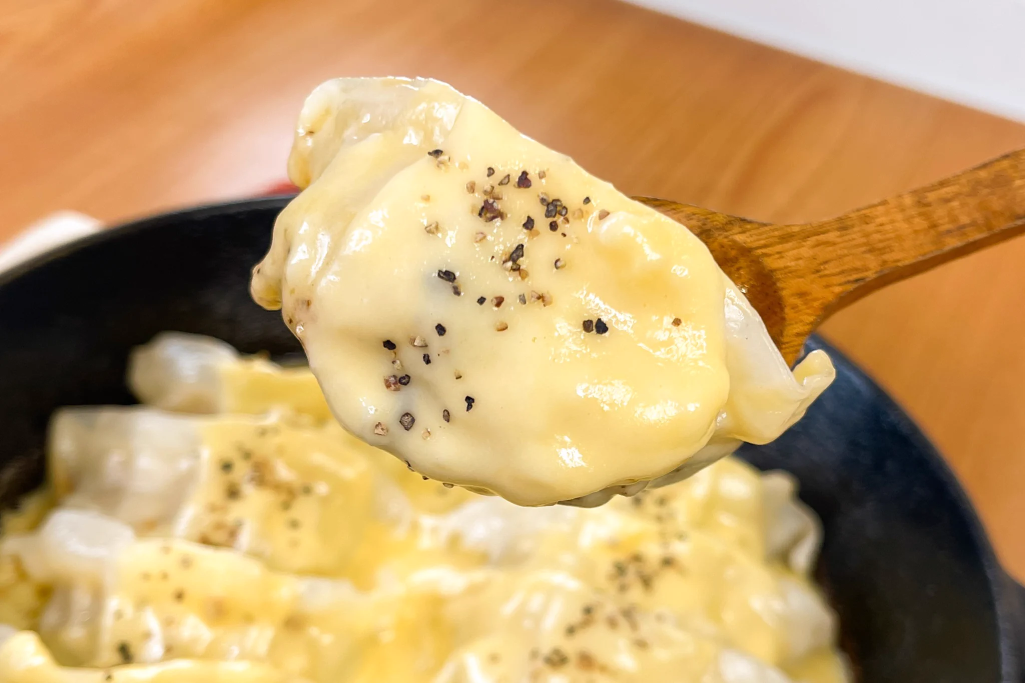 市販の餃子が大変身！とろーり「フォンデュ風チーズぎょうざ」。