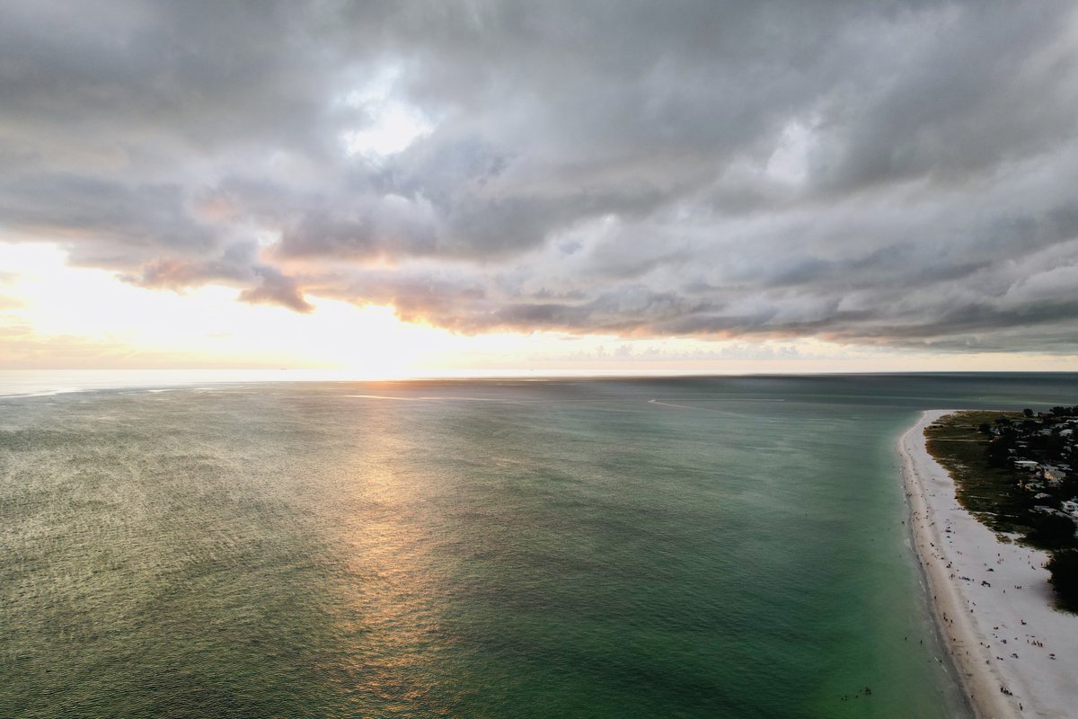 RickThress's tweet photo. More of sunset this evening. The colors were shining all around ⁦@DJIGlobal⁩ https://t.co/kzrEyiAEZq