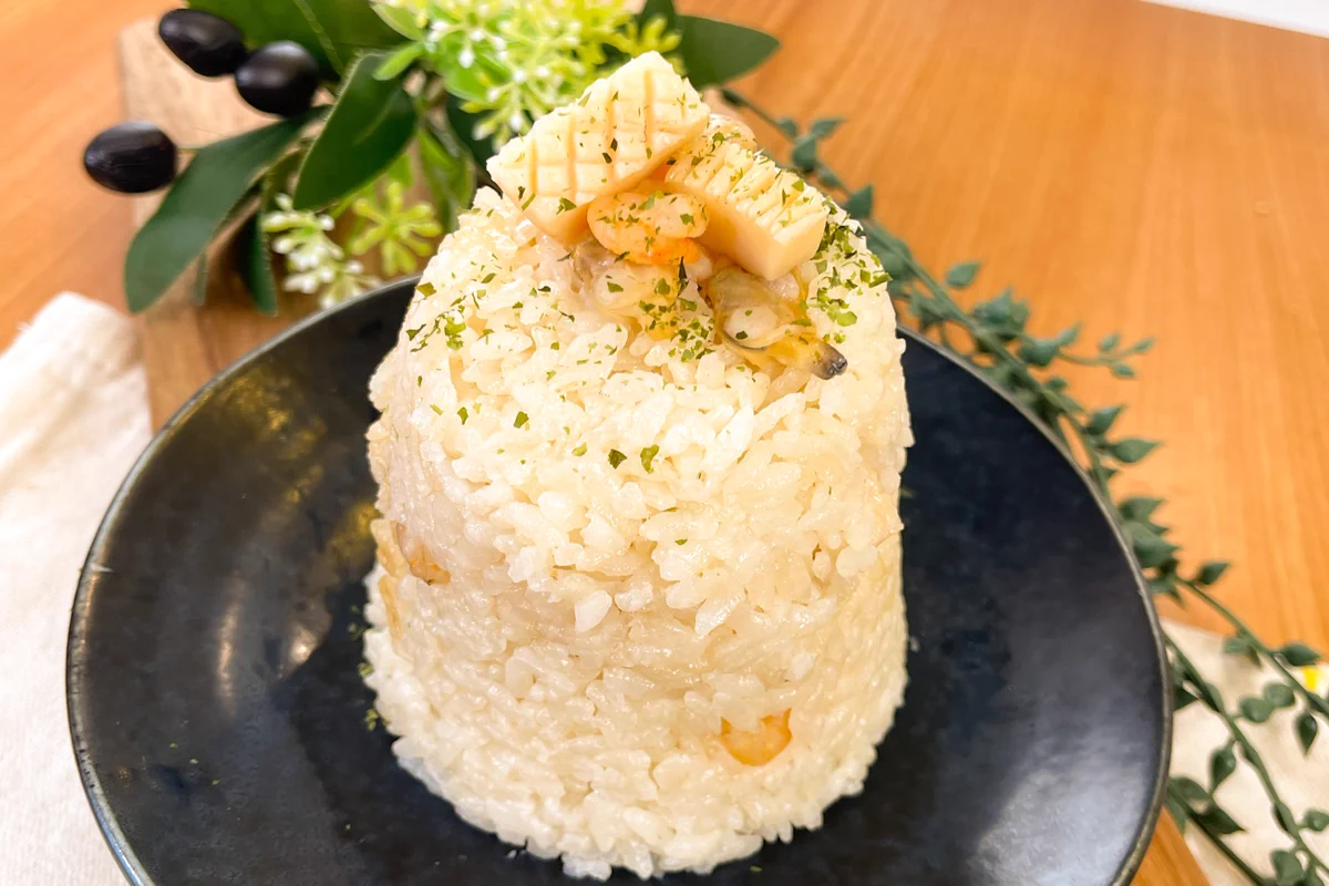 旨味が溢れ出す！炊飯器で完成「シーフードミックスピラフ」。