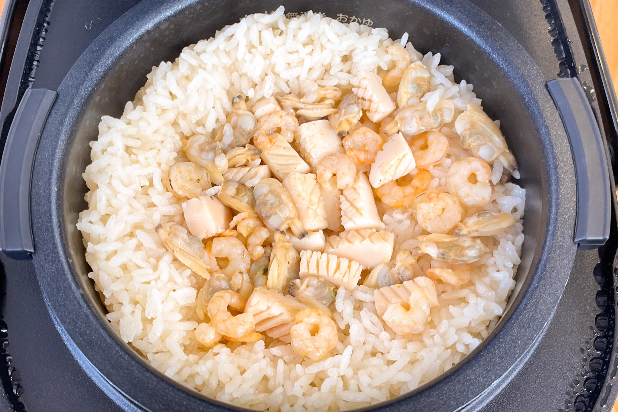 旨味が溢れ出す！炊飯器で完成「シーフードミックスピラフ」。