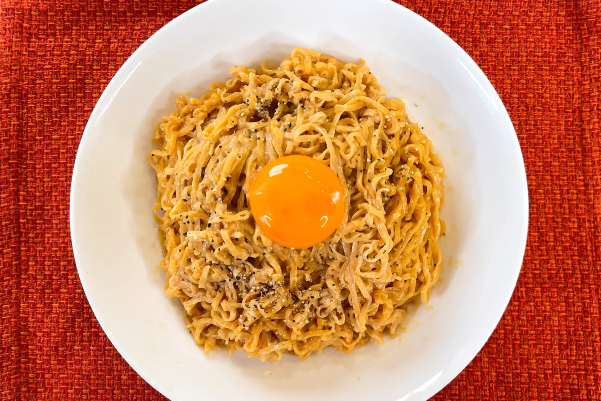 お湯を沸かす必要が無くてお手軽！「チキンラーメン」のカルボナーラ風アレンジレシピ！