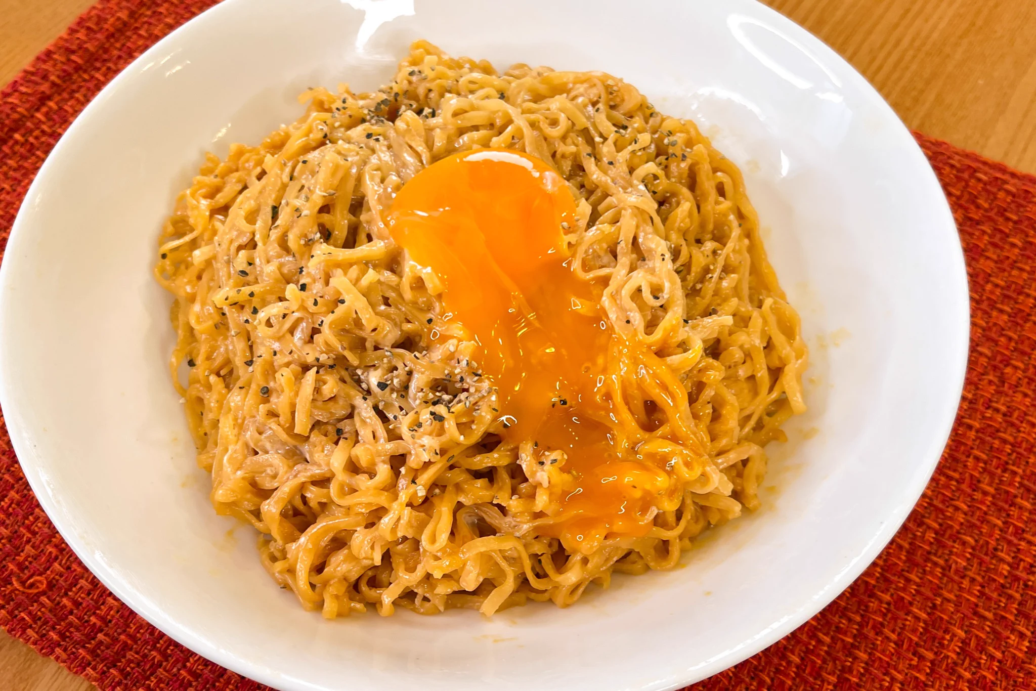 お湯を沸かす必要が無くてお手軽！「チキンラーメン」のカルボナーラ風アレンジレシピ！