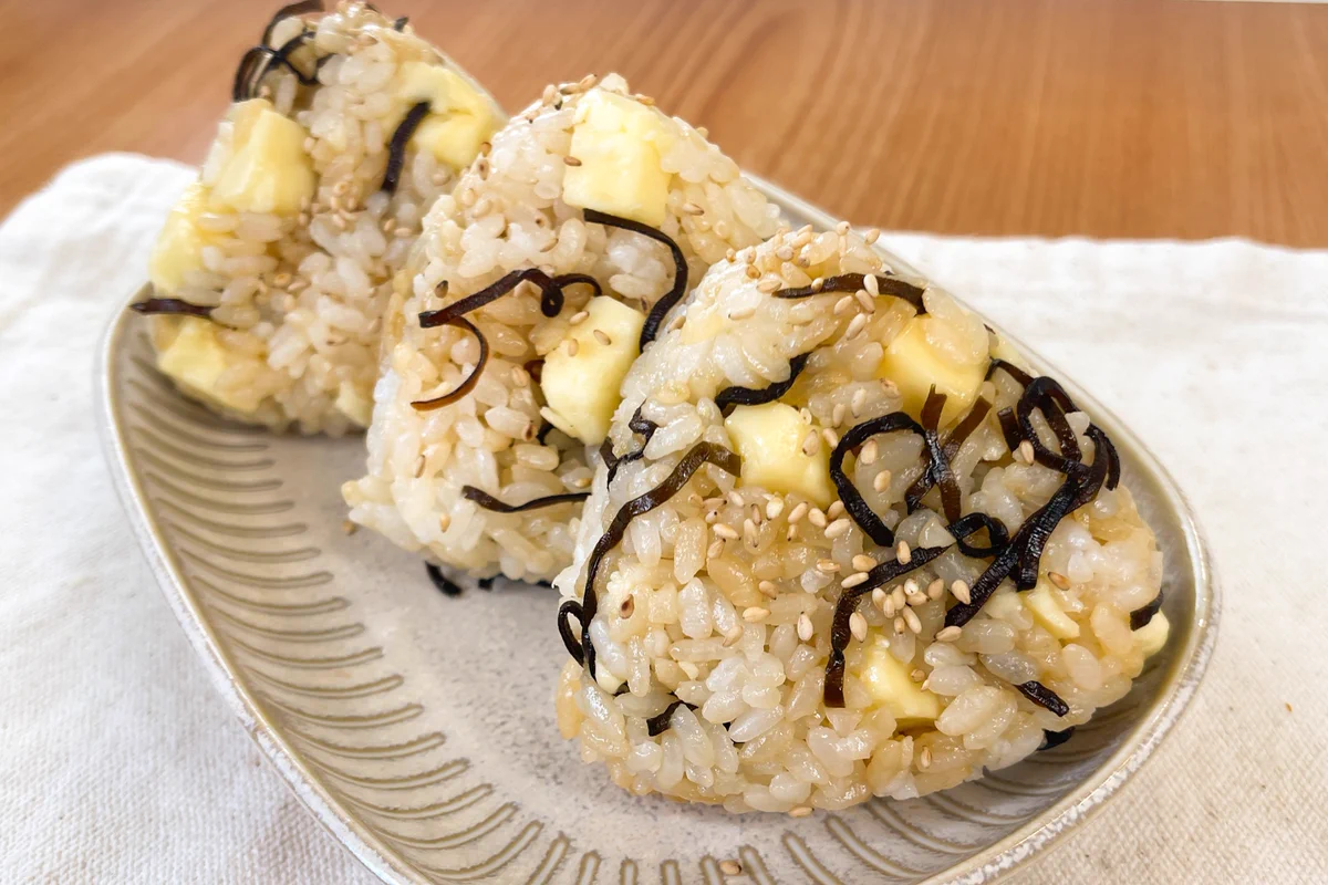 思い立ったときにさっと作れそう！チーズなどを使った「おにぎり」レシピ！