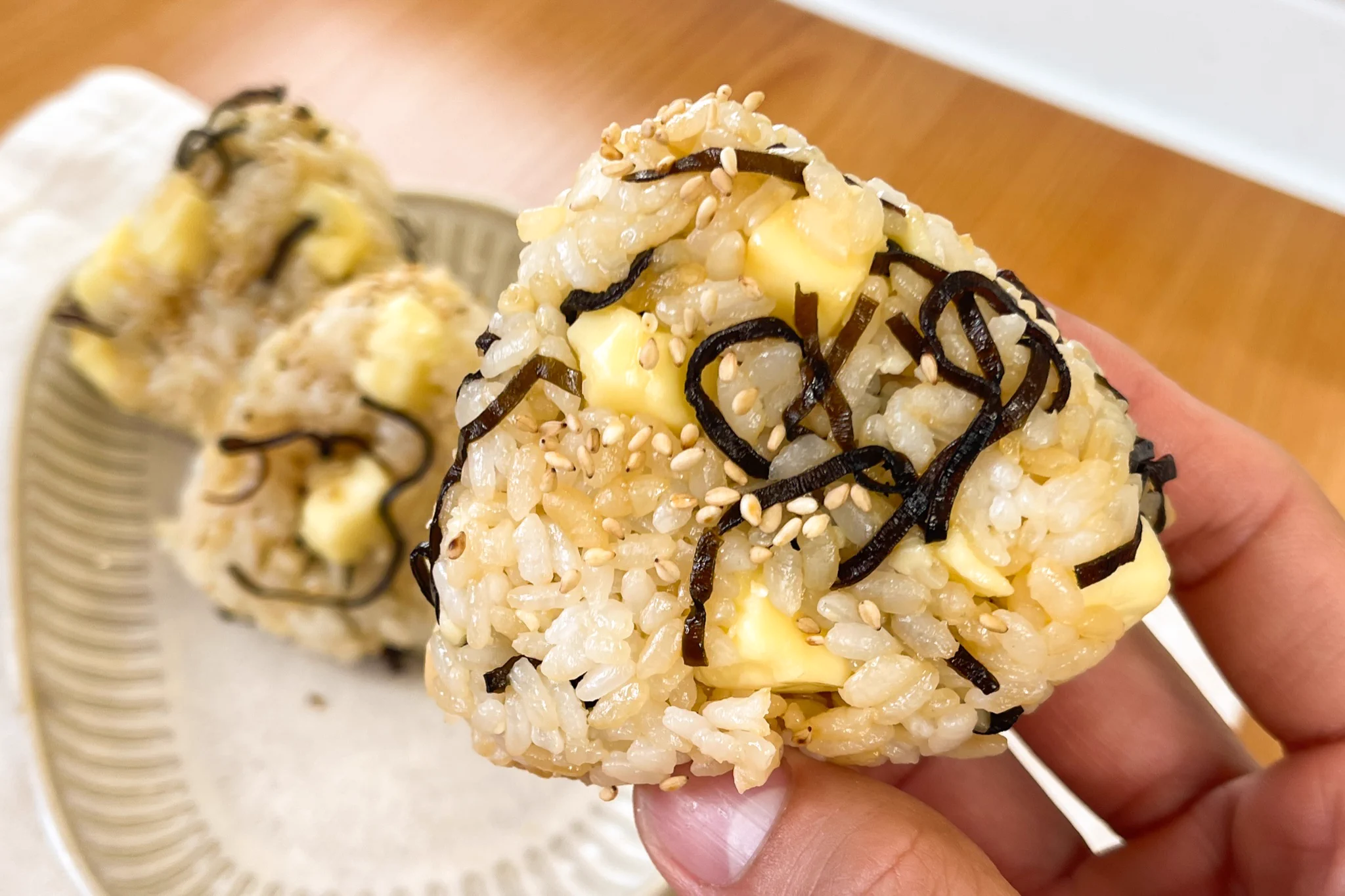 思い立ったときにさっと作れそう！チーズなどを使った「おにぎり」レシピ！