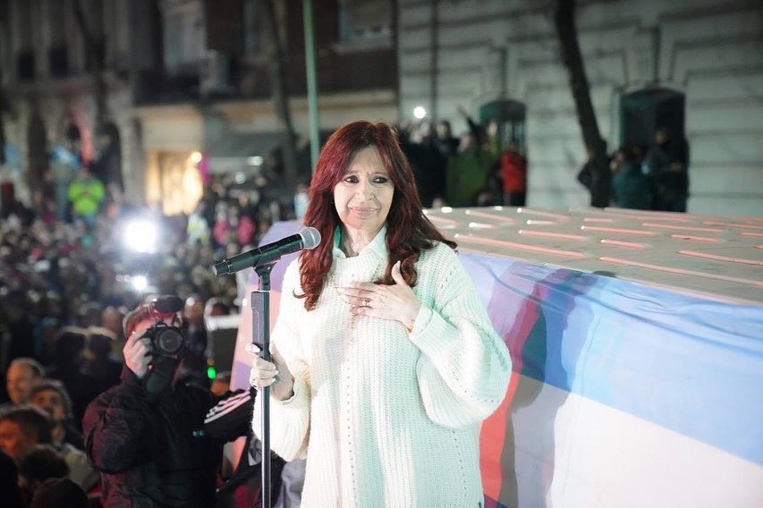 CFKArgentina's tweet photo. Créanme que a esta altura de mi vida no hay nada más importante que eso. Yo solo les pido que no abandonemos nunca las convicciones y sobre todo ese indestructible amor a la Patria que nos une a todos y todas. https://t.co/G8QBpcVuOt