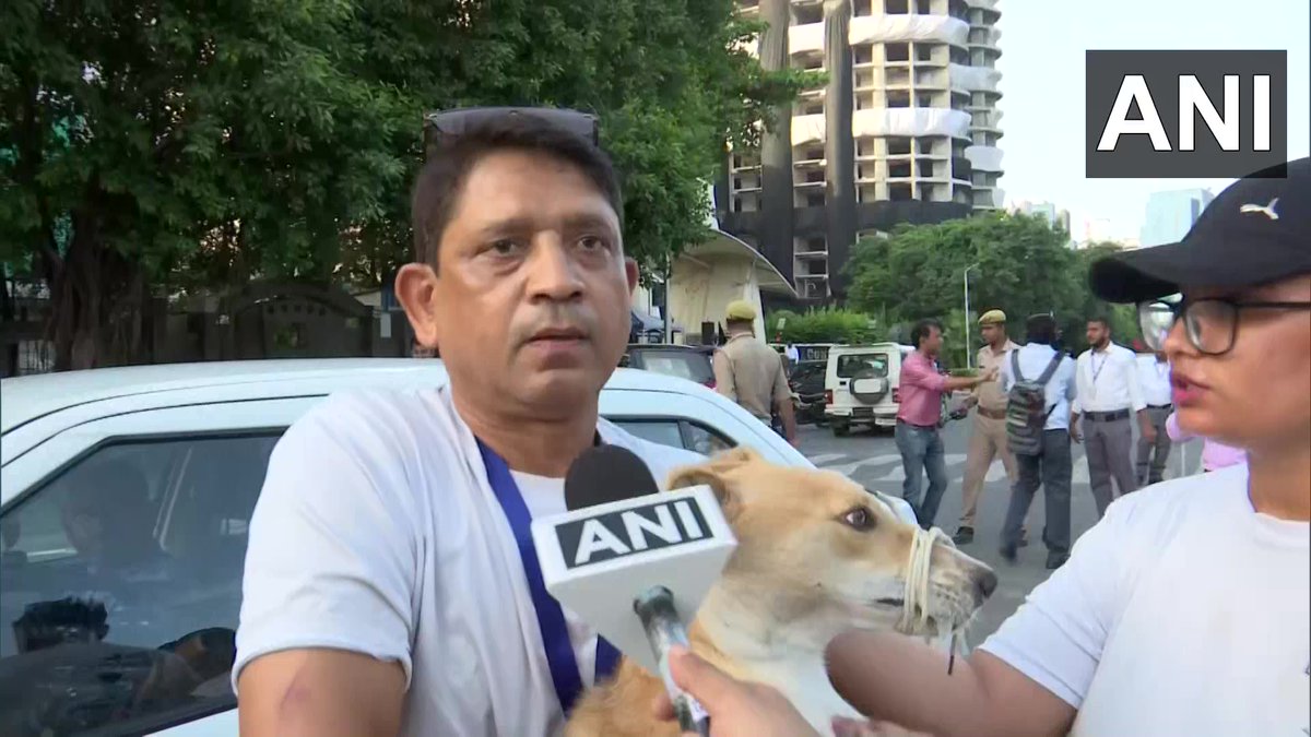 ANINewsUP's tweet photo. UP | A combined force of NGOs is working to rescue dogs at the last moment before the #SupertechTwinTowers demolition today

We have today saved almost 30-35 dogs, we're working on getting out each &amp; every one of them: NGO member https://t.co/fdm1Qt2wJi