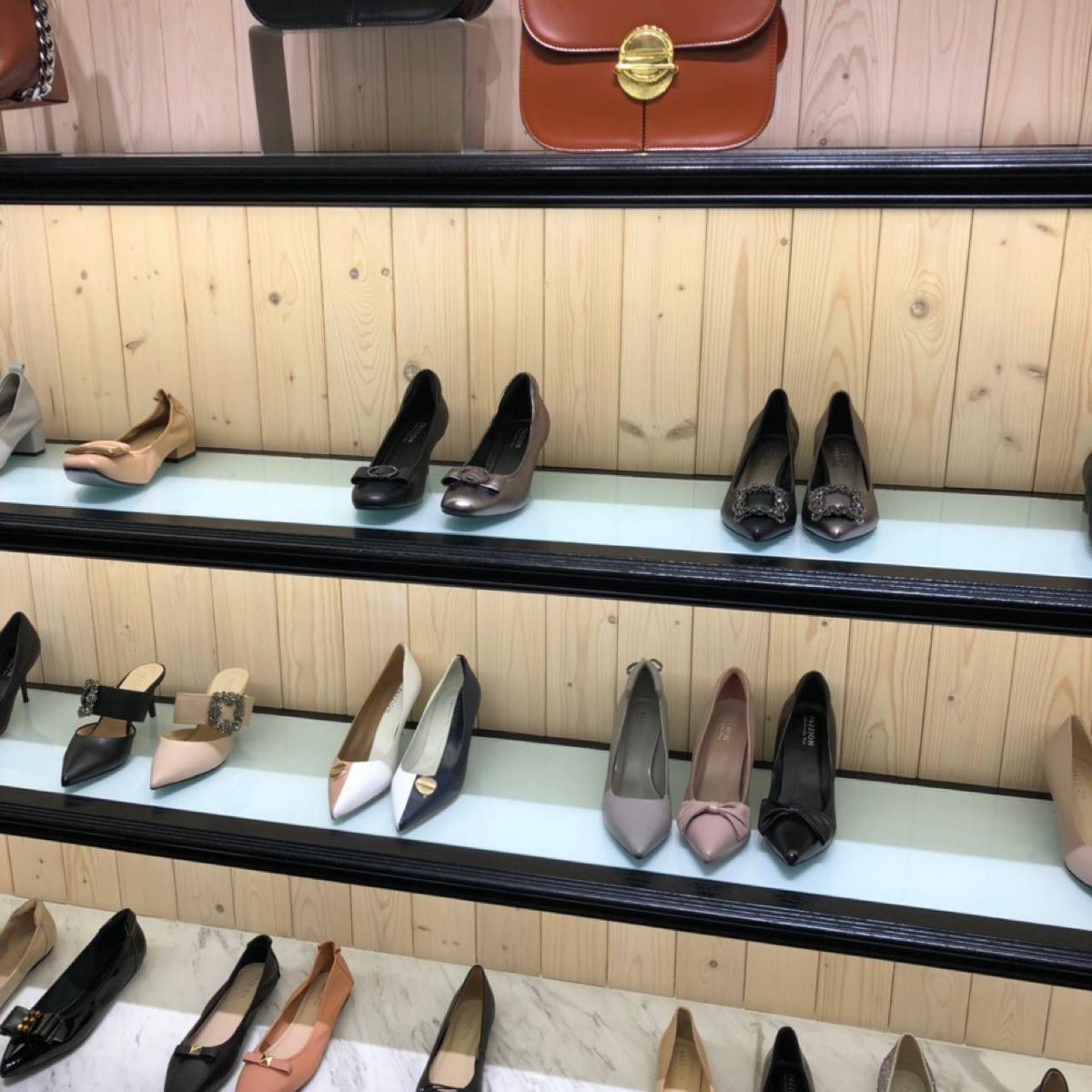 Winnie98109568's tweet photo. Nearly half of women surveyed say wearing high heels is a great way to be sexy https://t.co/dcrvxQGUqz
