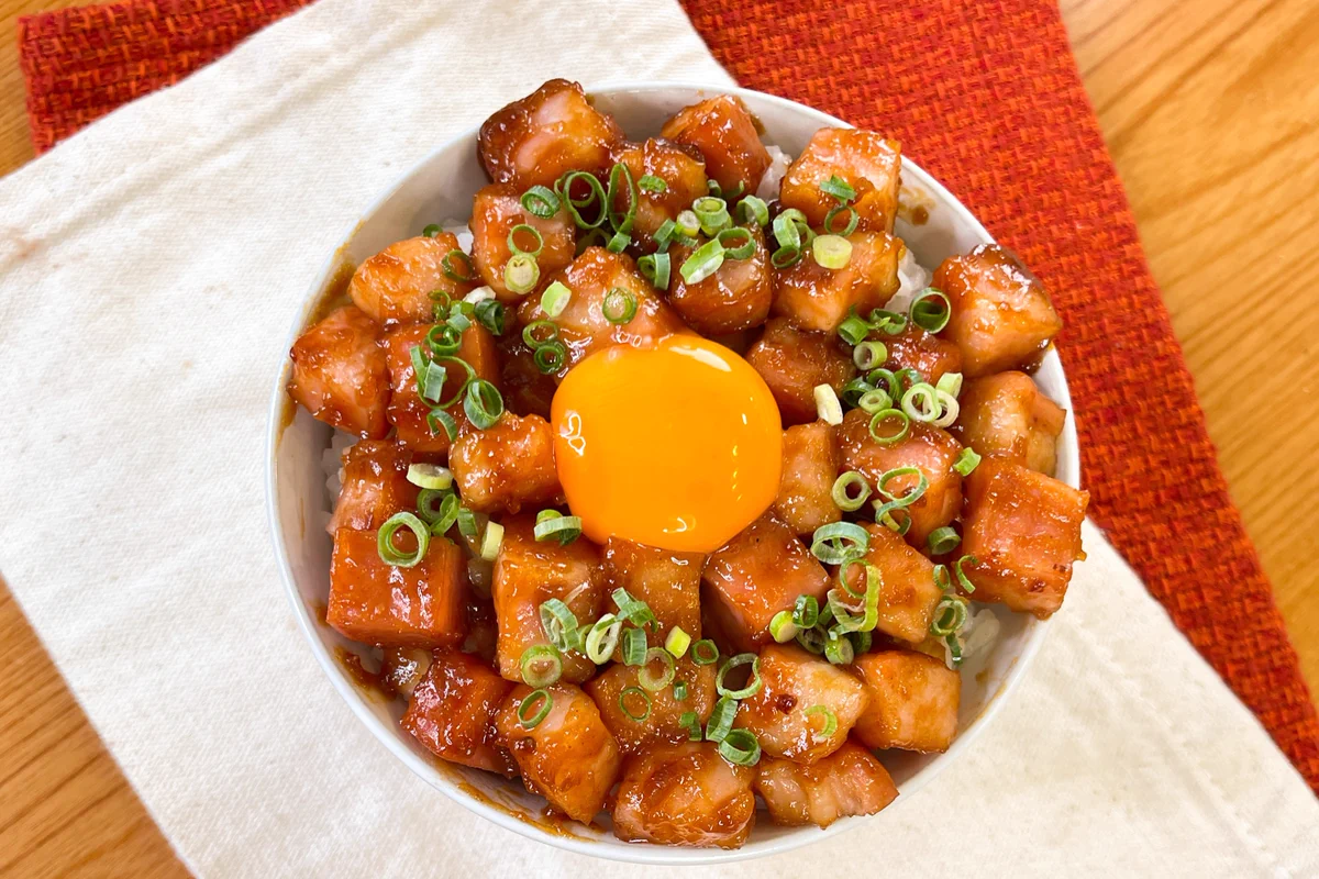 味噌をベースにした味付けがすごく美味しそう！厚切りベーコンを使った「丼もの」レシピ！