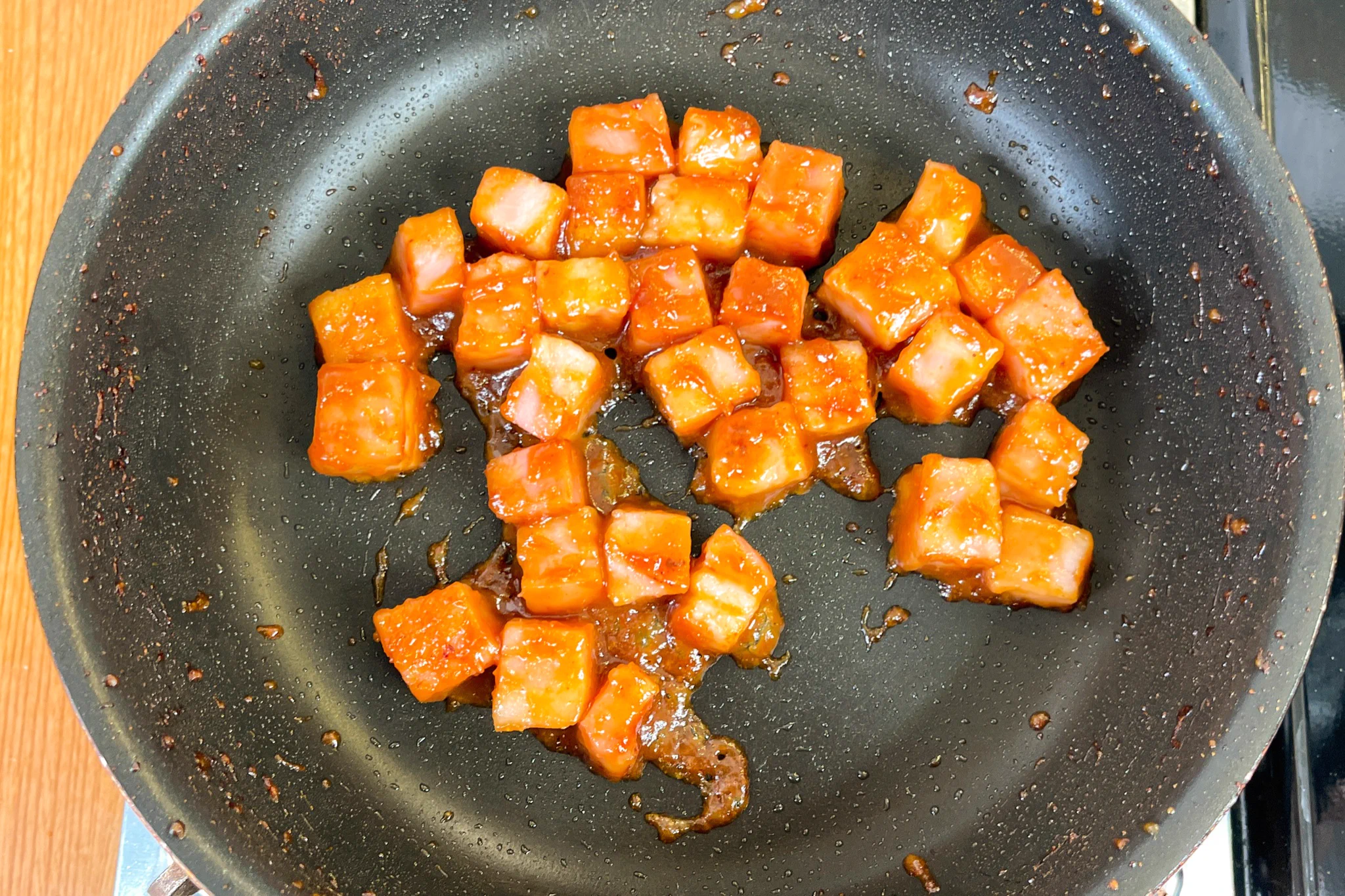 味噌をベースにした味付けがすごく美味しそう！厚切りベーコンを使った「丼もの」レシピ！