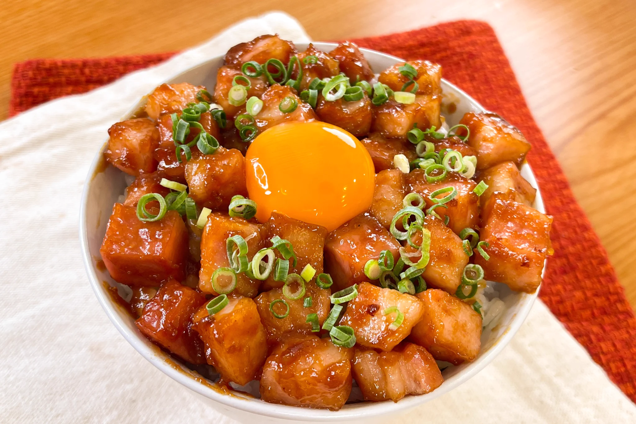 味噌をベースにした味付けがすごく美味しそう！厚切りベーコンを使った「丼もの」レシピ！