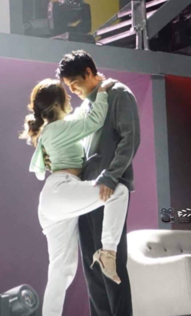 ONLYF0RBELLE's tweet photo. behind the scene               the prod https://t.co/YmspABJgWU