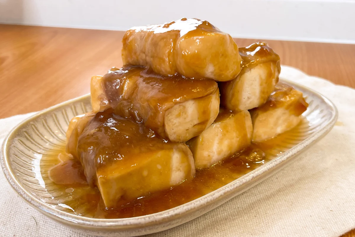 この味付けはたまらない！レンジで簡単調理「肉巻き豆腐」。