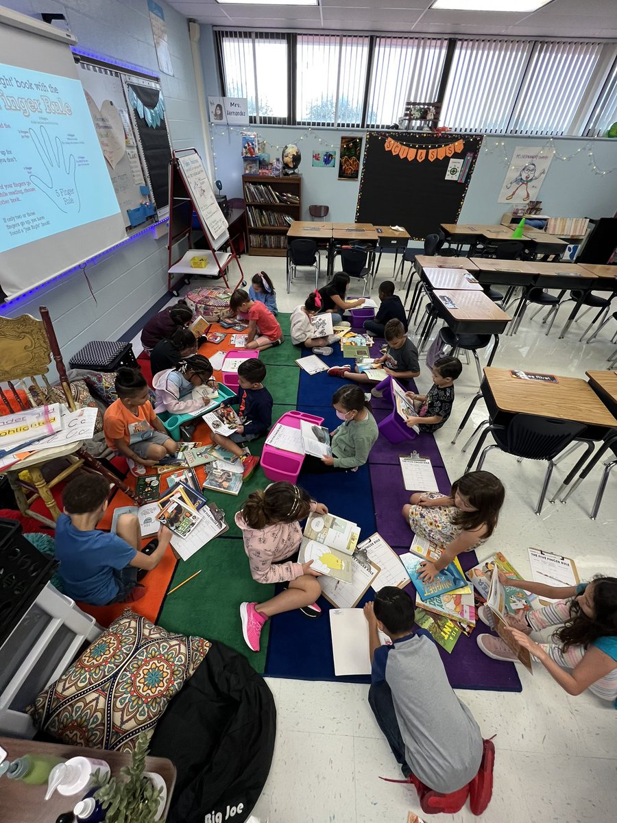 MrsHdz123's tweet photo. We were practicing The Five Finger Rule with our Follet books this past week. The kids were excited to dive in and find books that were “just right” for them. #loveforliteracy #booklovers #2ndgraderockstars  @NISDEvers @nisdelemelar https://t.co/gaG6dAcJas