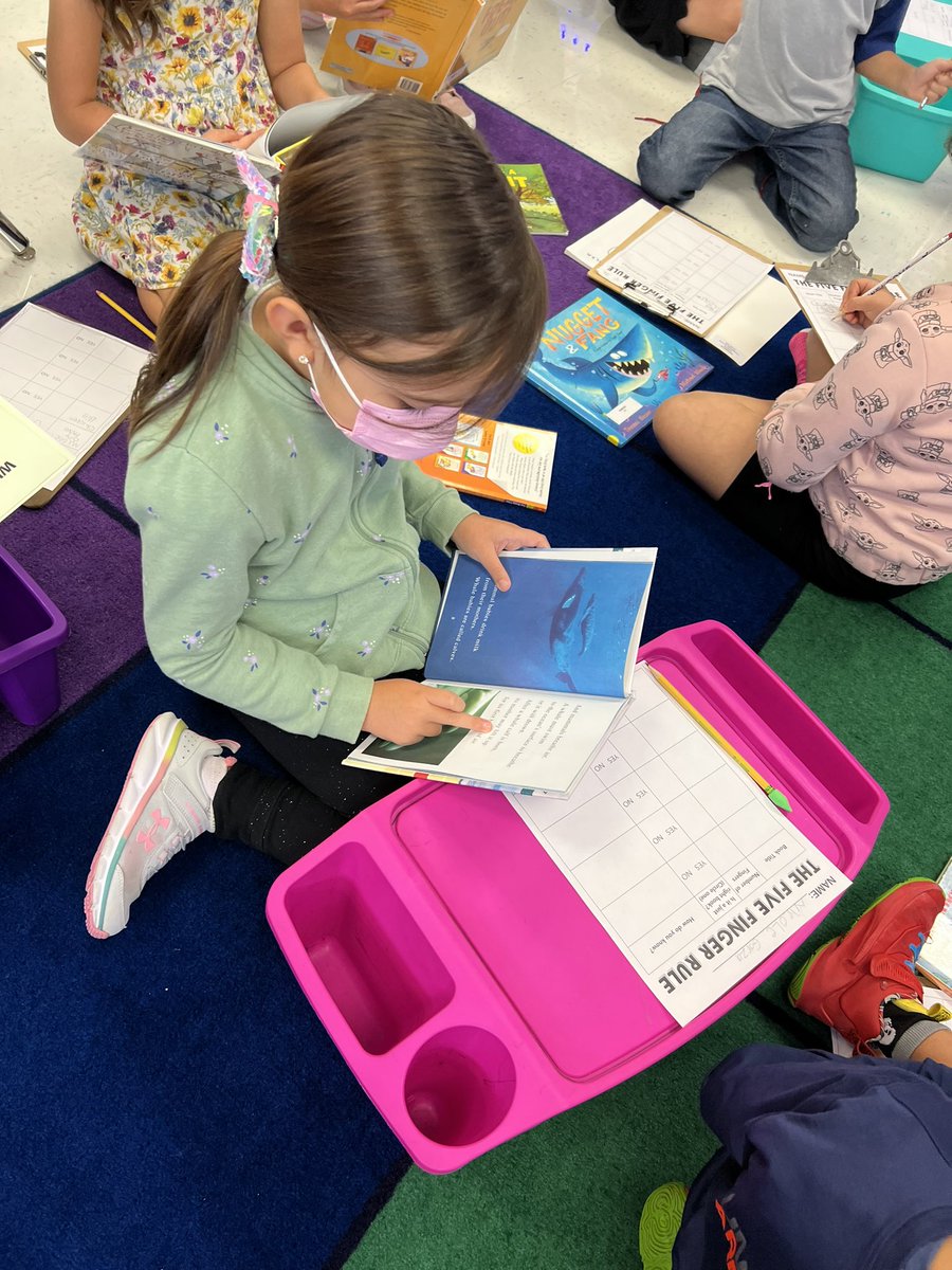 MrsHdz123's tweet photo. We were practicing The Five Finger Rule with our Follet books this past week. The kids were excited to dive in and find books that were “just right” for them. #loveforliteracy #booklovers #2ndgraderockstars  @NISDEvers @nisdelemelar https://t.co/gaG6dAcJas