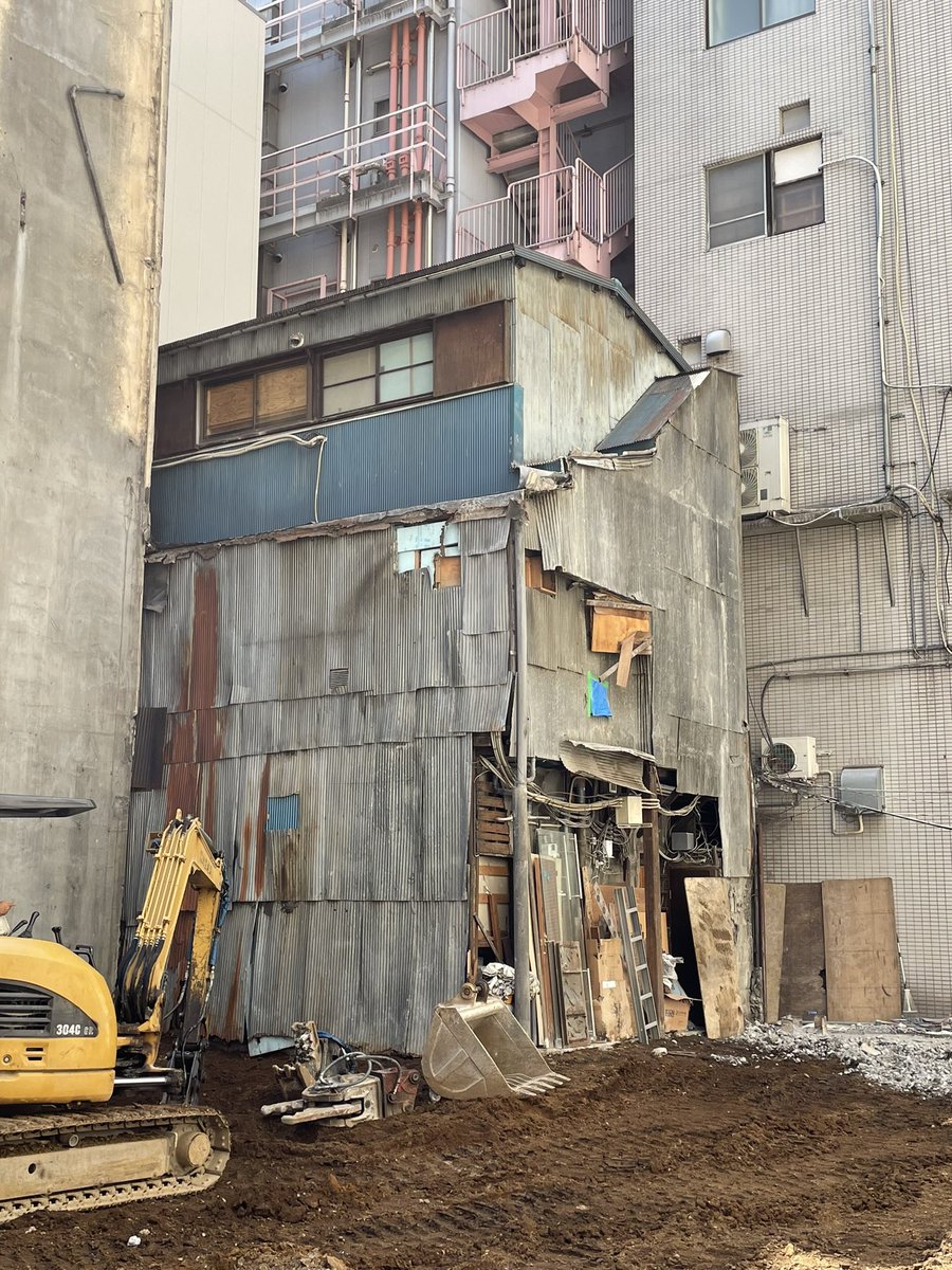 ツイッターで話題になっていた銀座のトタン板の建物に行ってみたが 今でもビルとして利用されているし5億円前後の価値があると思われる不思議物件だった Togetter