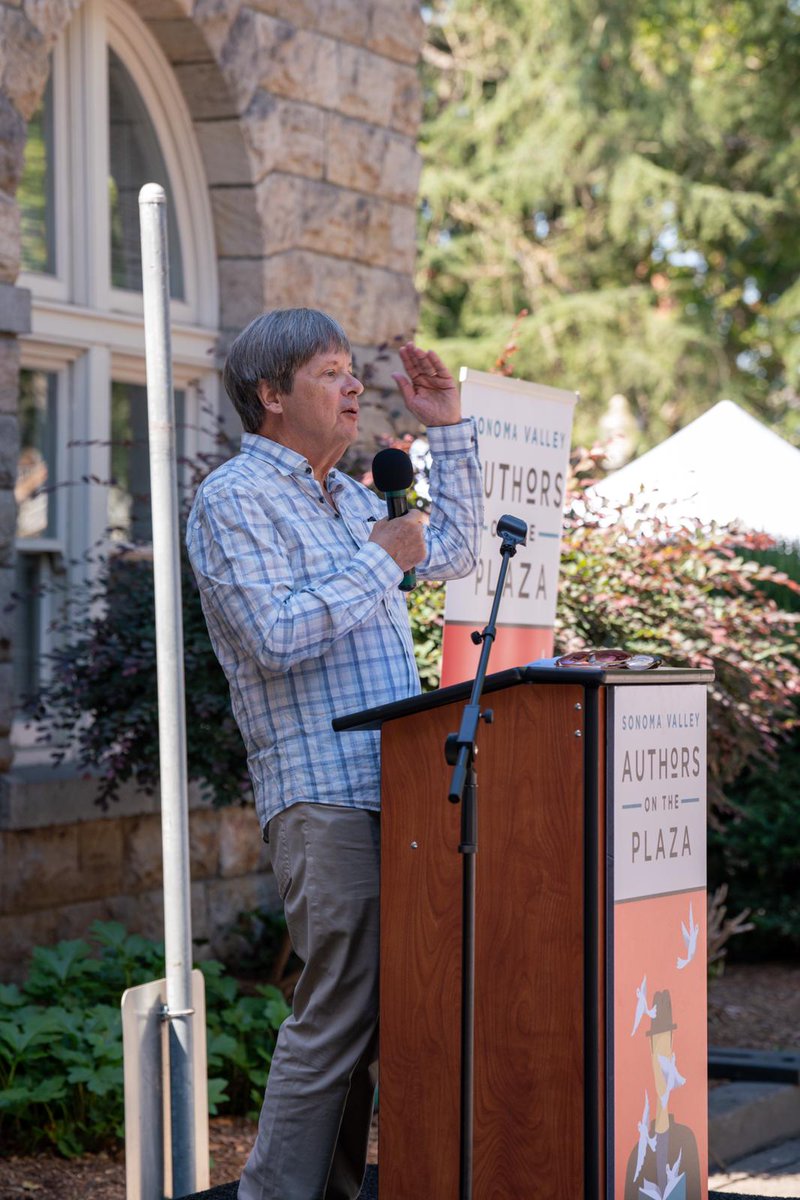 svauthorsfest's tweet photo. The town of Sonoma came out to listen, learn and laugh with @rayadverb, @amortowles and @MaryRoach for Authors on the Plaza. #SVAF2022 #SonomaValley #Sonoma #SVAF 📷 Scott Chernis https://t.co/5AQDJEqhIq