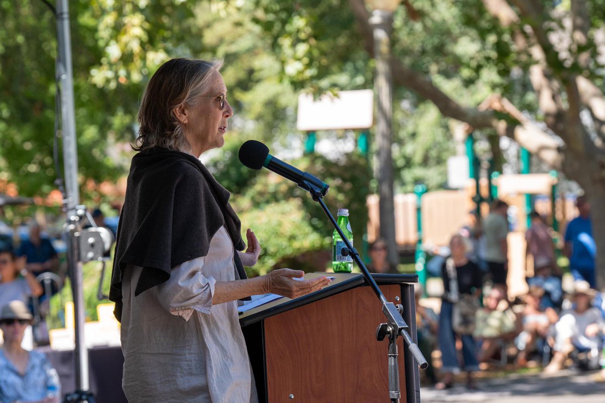 svauthorsfest's tweet photo. The town of Sonoma came out to listen, learn and laugh with @rayadverb, @amortowles and @MaryRoach for Authors on the Plaza. #SVAF2022 #SonomaValley #Sonoma #SVAF 📷 Scott Chernis https://t.co/5AQDJEqhIq