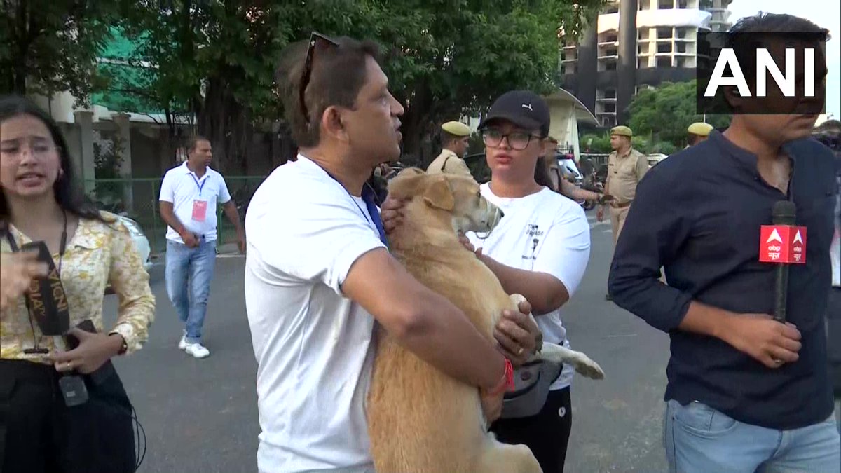 ANINewsUP's tweet photo. UP | A combined force of NGOs is working to rescue dogs at the last moment before the #SupertechTwinTowers demolition today

We have today saved almost 30-35 dogs, we're working on getting out each &amp; every one of them: NGO member https://t.co/fdm1Qt2wJi