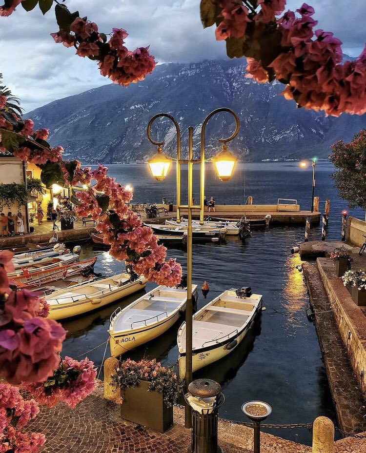 CaroNC1976's tweet photo. … y si seguimos un poco más al norte?
#SinRelojes #SinCobertura #SinMapas
Fotos: @lagodicomoitaly y @lago.di.garda en Instagram https://t.co/2LinPEFvrL