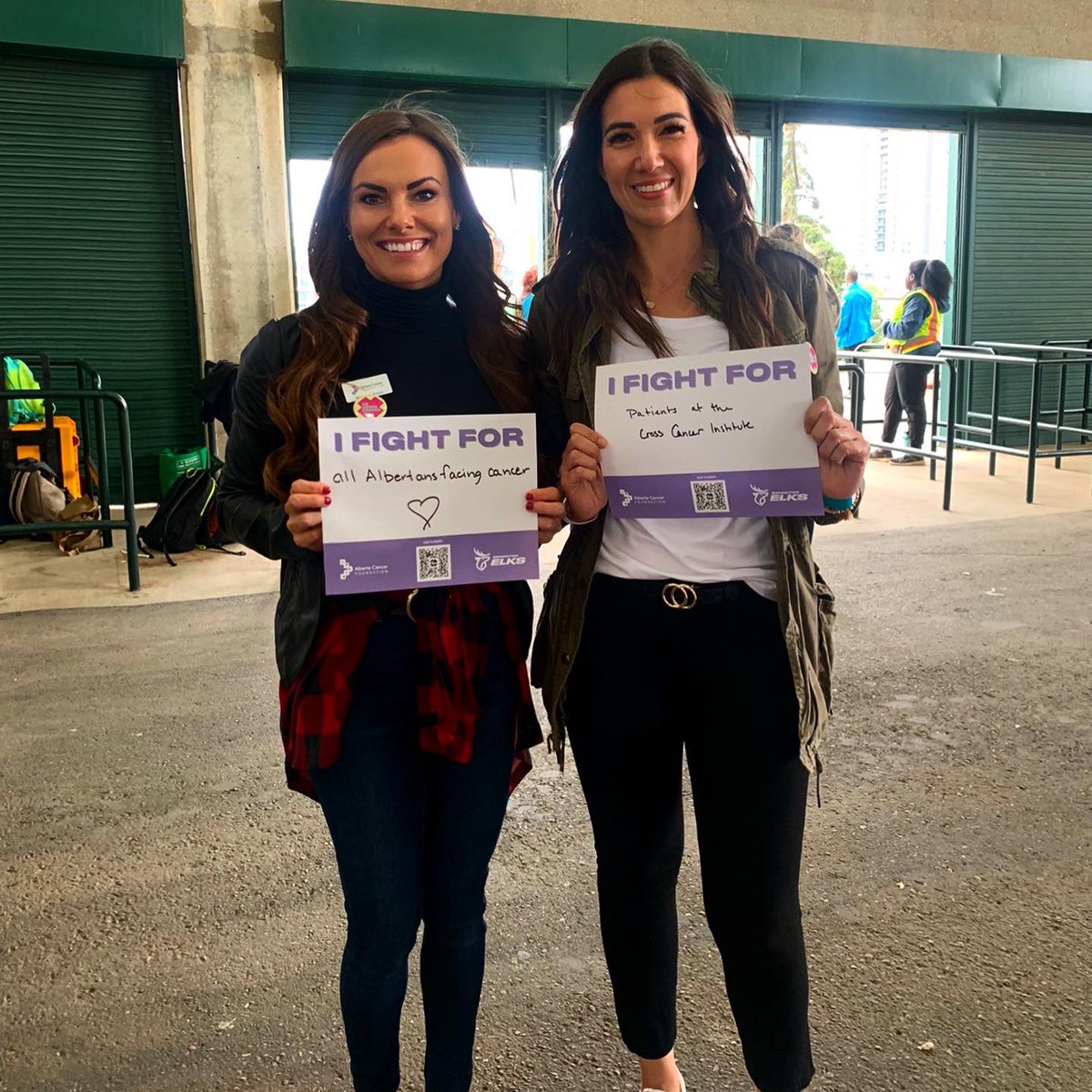 The night was cold but my heart was warm surrounded by this incredible <a href="/albertacancer/">albertacancer</a> team at the <a href="/goelks/">Edmonton Elks</a> Elks Fight Cancer Game in support of #WeCrossCancer 💚💛💚