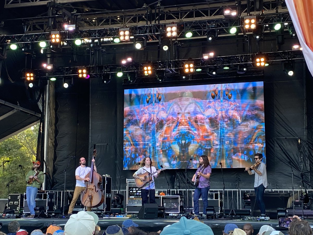 MusicDoesntStop's tweet photo. Seeing @BillyStrings on Martha’s Vineyard..hearing him sing Summertime and talk about Lobster Rolls…. What could be better?!!🦞 #billystrings #beachroadweekend https://t.co/I9EqNTndIr