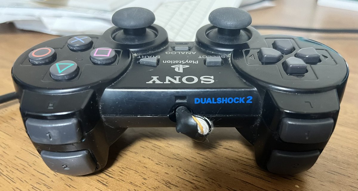 KuroyaS_0223's tweet photo. これって何のコントローラーだ?
PS4のコントローラーに似てるけど、少し違うし…
#DUALSHOCK2 https://t.co/rUC8hkyn1Q