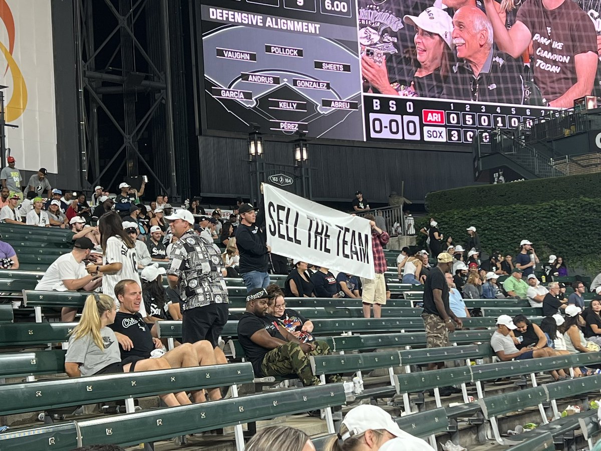 JimJammers24's tweet photo. #selltheteam #FireTLR #Trainwreck #WhiteSox #ChangeTheGame https://t.co/nimS9OKi6F