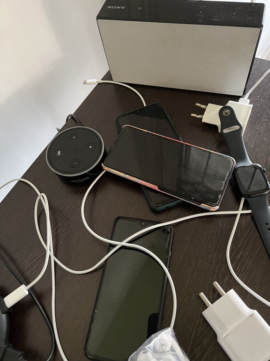 pramodpratap's tweet photo. After the Ukraine crisis, the EU should focus on one #universalcharger - and drive global adoption; many a lives will improve, not to mention saving precious money! #NotFirstWorldProblems https://t.co/SxhL6sYOCT