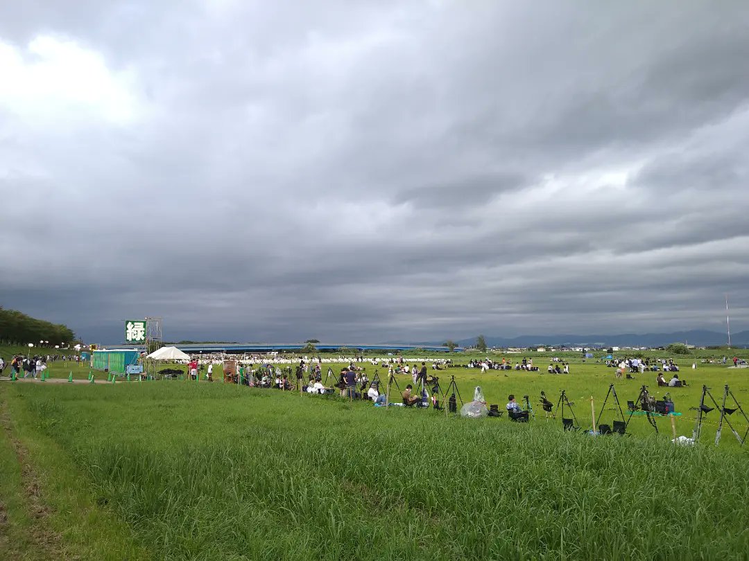 man616161's tweet photo. 20220820_赤川花火大会 会場入り(備忘録)

三年ぶりに赤川花火大会が開催されました〜 e(TwT)g

大渋滞が予想されるので早めに会場入り。

今回は、例年と異なりアウトドア用のパイプ椅子が準備されていました。

#備忘録 #Archive #夏休みの思い出 #赤川花火大会 #会場入り #雨天

つづく… https://t.co/o3T5HNiBYd