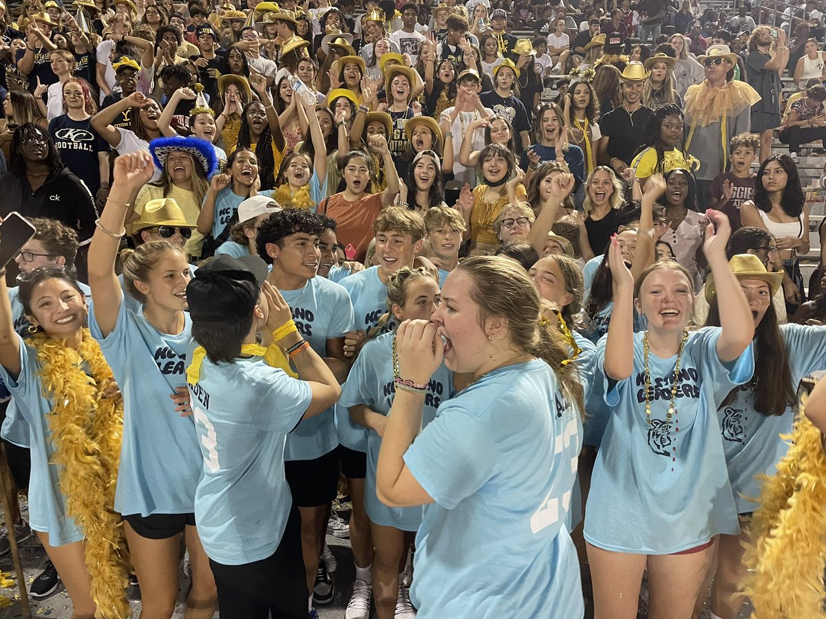BHenry2020's tweet photo. BIG win for KC tonight 62-26!π―And these may or may not be my new favorite peopleππ #KCSL #game1 @KleinCollins @KCHStigers @KleinISD https://t.co/6poEfA653Z
