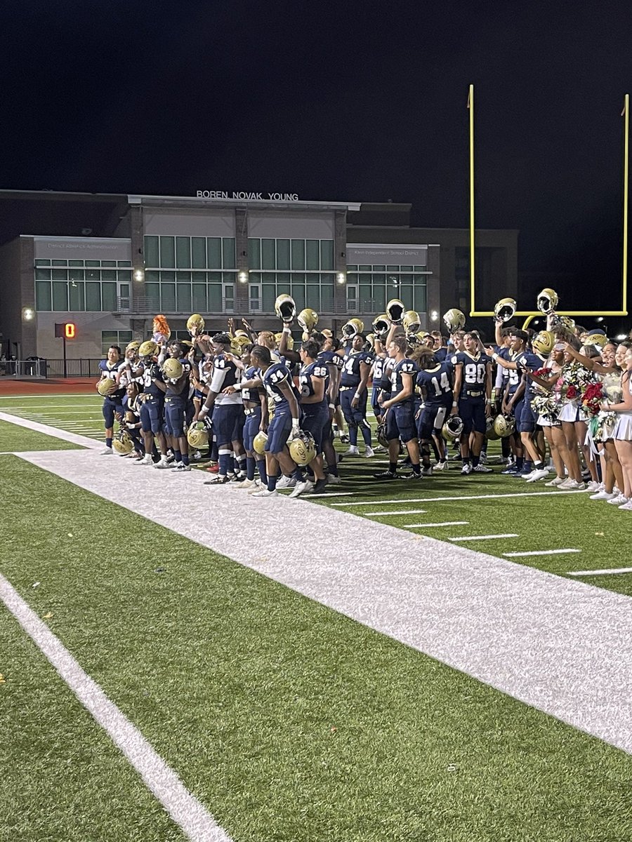 BIG win for KC tonight 62-26!🐯And these may or may not be my new favorite people😀😉 #KCSL #game1 <a href="/KleinCollins/">Klein Collins High School</a> <a href="/KCHStigers/">Randy Kirk</a> <a href="/KleinISD/">Klein ISD</a>