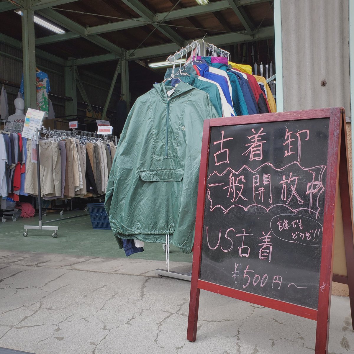 bb_vintage's tweet photo. おはようございます☀
本日も一般開放しております🙇‍♂️

本日はスウェット、ナイロンメインで補充していきます🔥
これからの季節に欲しいものどんどん追加予定です！

またご予約も承っております。
今月いっぱいはご予約の方のみ店内30パーOFFになっております✌️
⇒https://t.co/sIeMgpxGHU https://t.co/8vVaz5WdZx