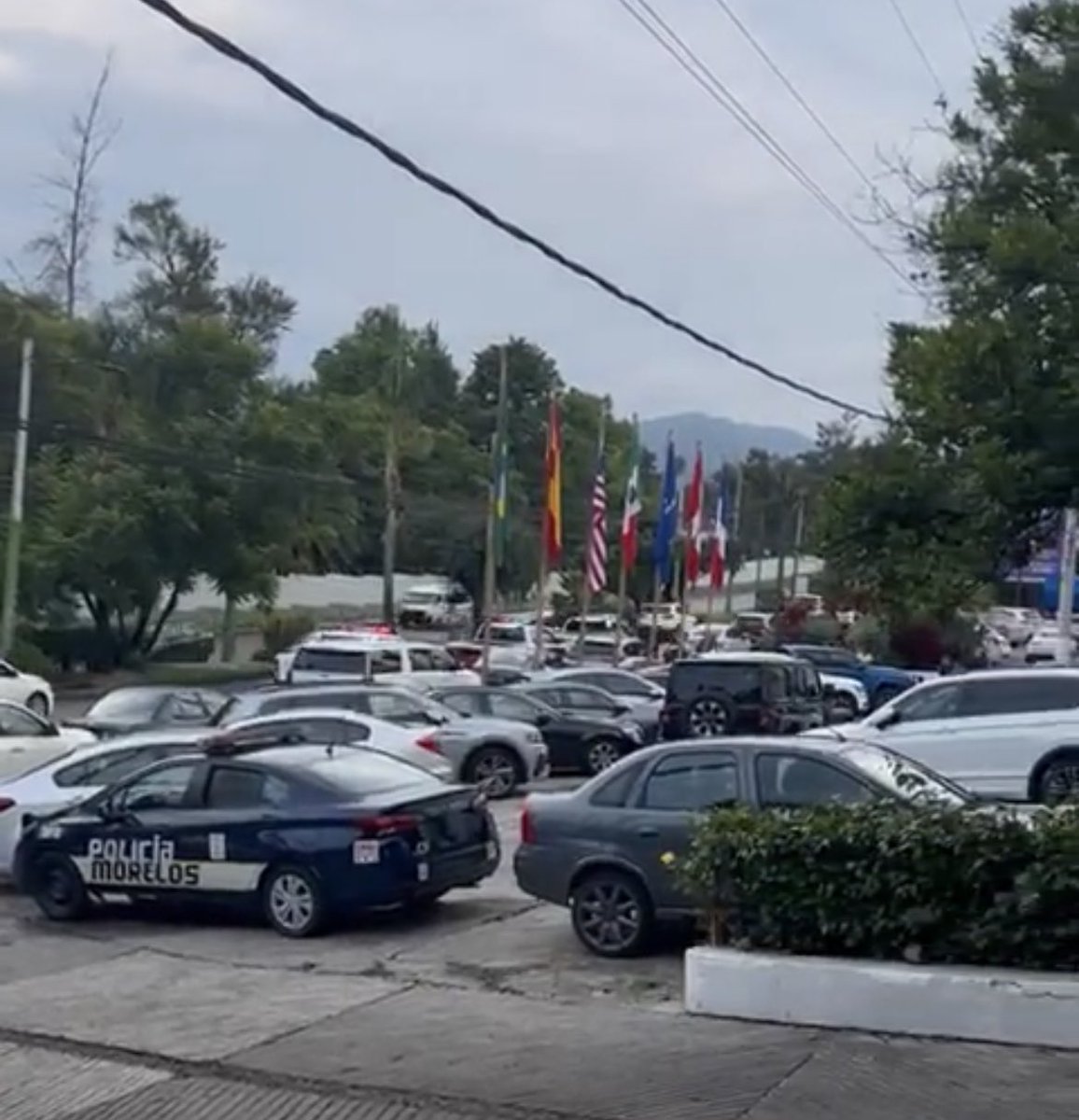 MorelosContext's tweet photo. @SINLINEANOTICIA Tal vez que haya llegado la Guardia Nacional y la policía a amedrentar a los consejeros no es motivo suficiente 🤔🤣 https://t.co/5f4d1aelZb