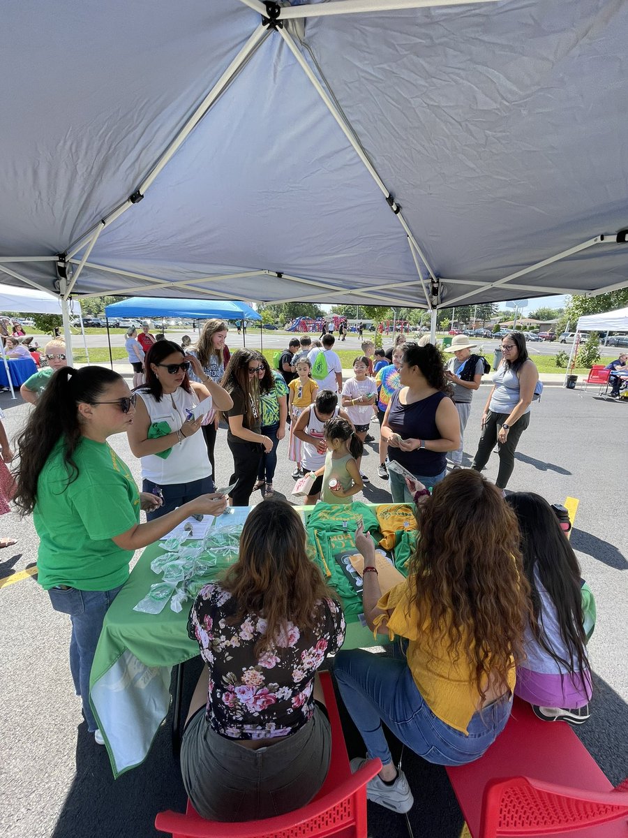 DrJEntsminger's tweet photo. Thoroughly enjoyed my #Saturday at the @BurbankSD111 Back-to-School Rally with my Falcon Family! Thanks to all members of our #community who came out, especially our volunteers, staff, and families! #KennedyCallOut #Burbank111 #BackToSchool #school #schoolisin https://t.co/oihTpoy4NU