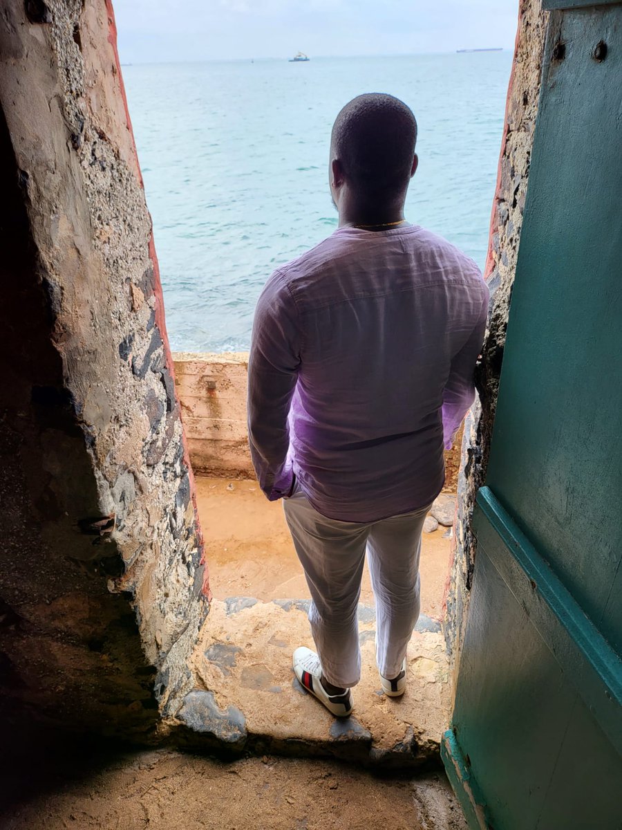 BHKabengele's tweet photo. #Bonnerentrée #Toushumains Agissons les uns envers les autres avec #justice #équité #bienveillance Ne plus jamais reproduire la domination d'1 groupe sur un autre Travaillons à la réconciliation de l'humanité.
La porte du non-retour, La maison des esclaves, Île de Gorée, Sénégal https://t.co/H5uEJIa6jW
