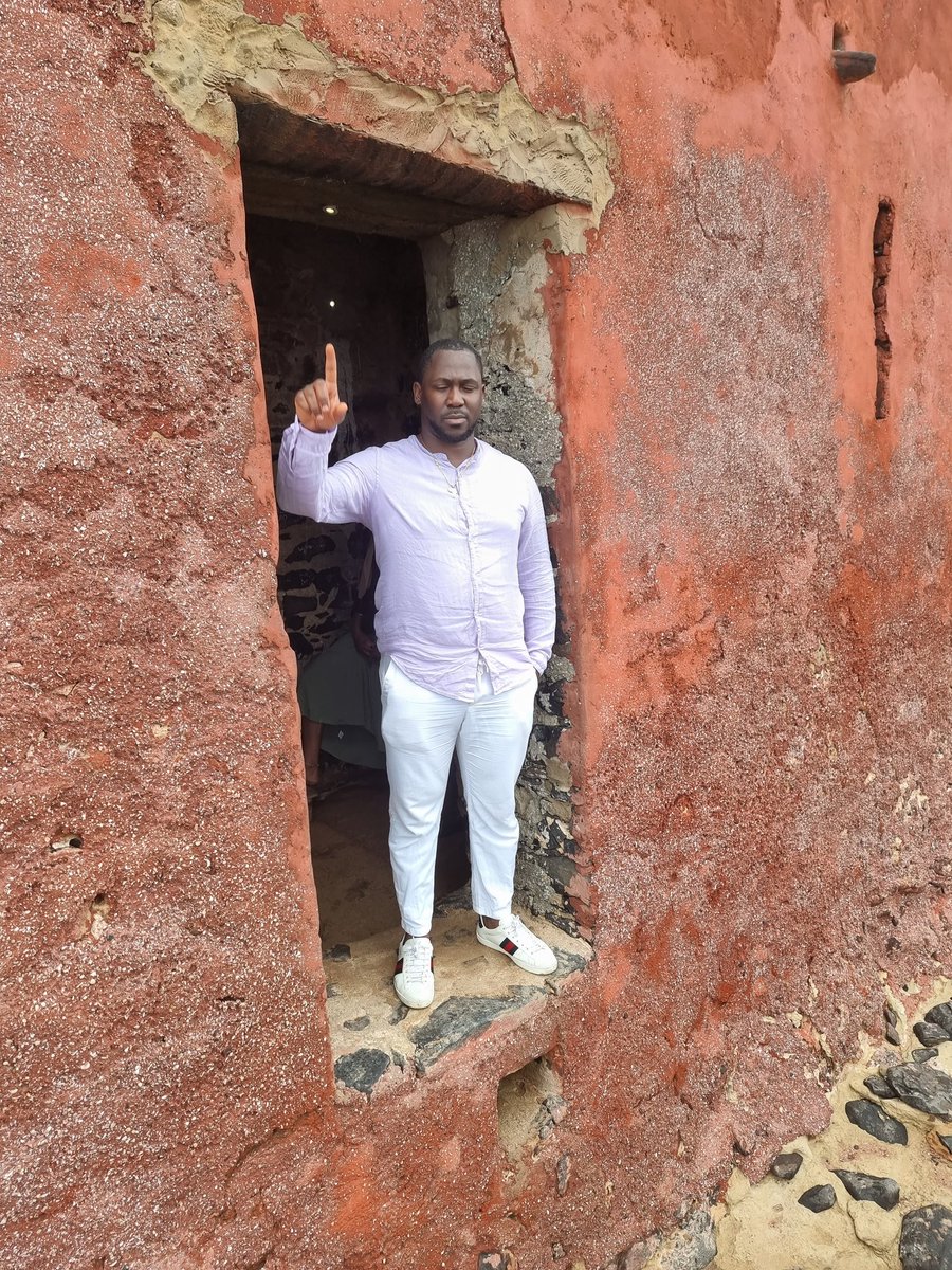 BHKabengele's tweet photo. #Bonnerentrée #Toushumains Agissons les uns envers les autres avec #justice #équité #bienveillance Ne plus jamais reproduire la domination d'1 groupe sur un autre Travaillons à la réconciliation de l'humanité.
La porte du non-retour, La maison des esclaves, Île de Gorée, Sénégal https://t.co/H5uEJIa6jW