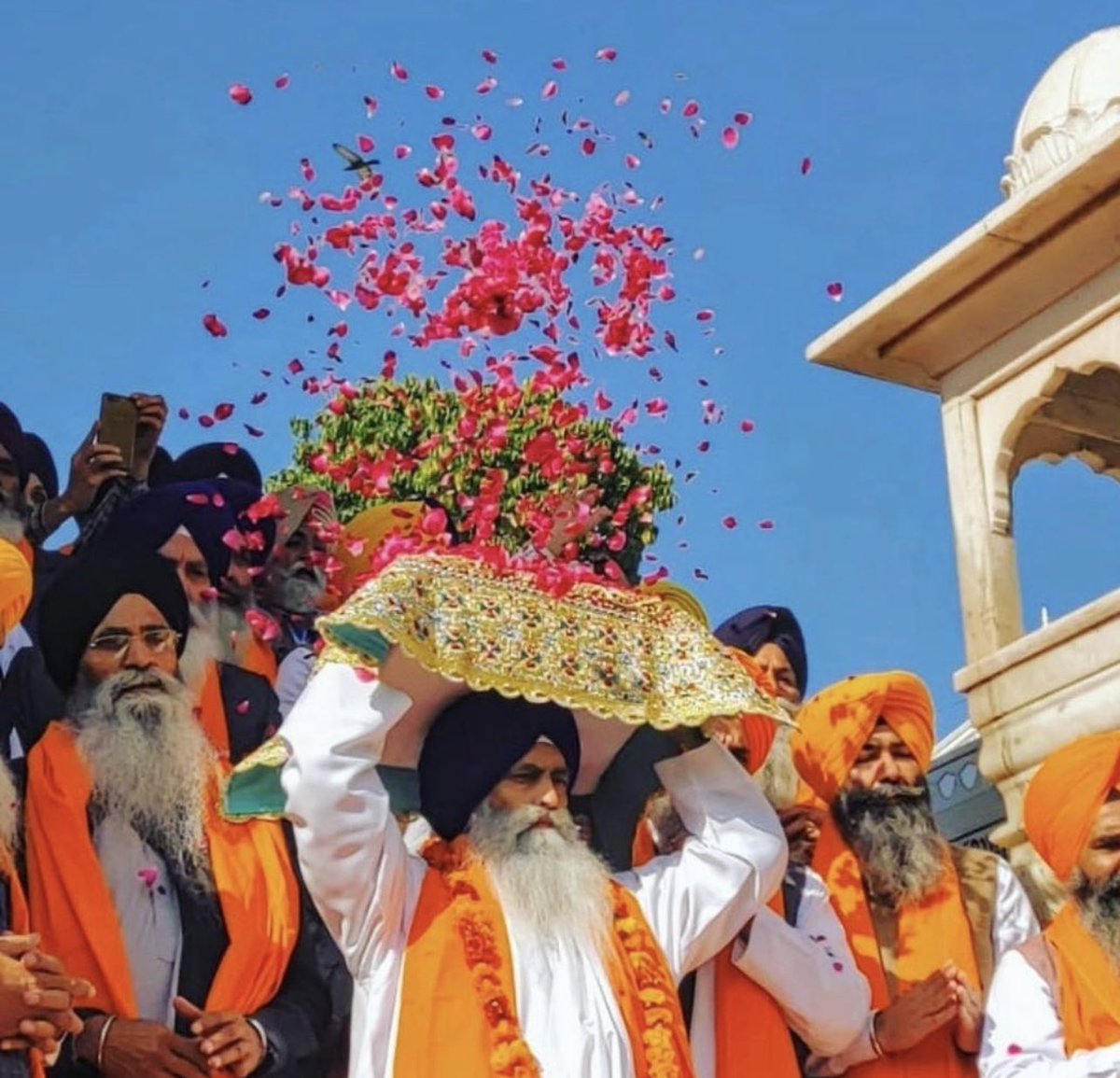 gunn_mahal's tweet photo. ਆਗਿਆ ਭਈ ਅਕਾਲ ਕੀ। ਤਬੀ ਚਲਾਯੋ ਪੰਥ॥ 
ਸਭ ਸਿੱਖਿਨ ਕੋ ਹੁਕਮ ਹੈ। ਗੁਰੂ ਮਾਨਿਉ ਗ੍ਰੰਥ॥ https://t.co/8AwXonafFD