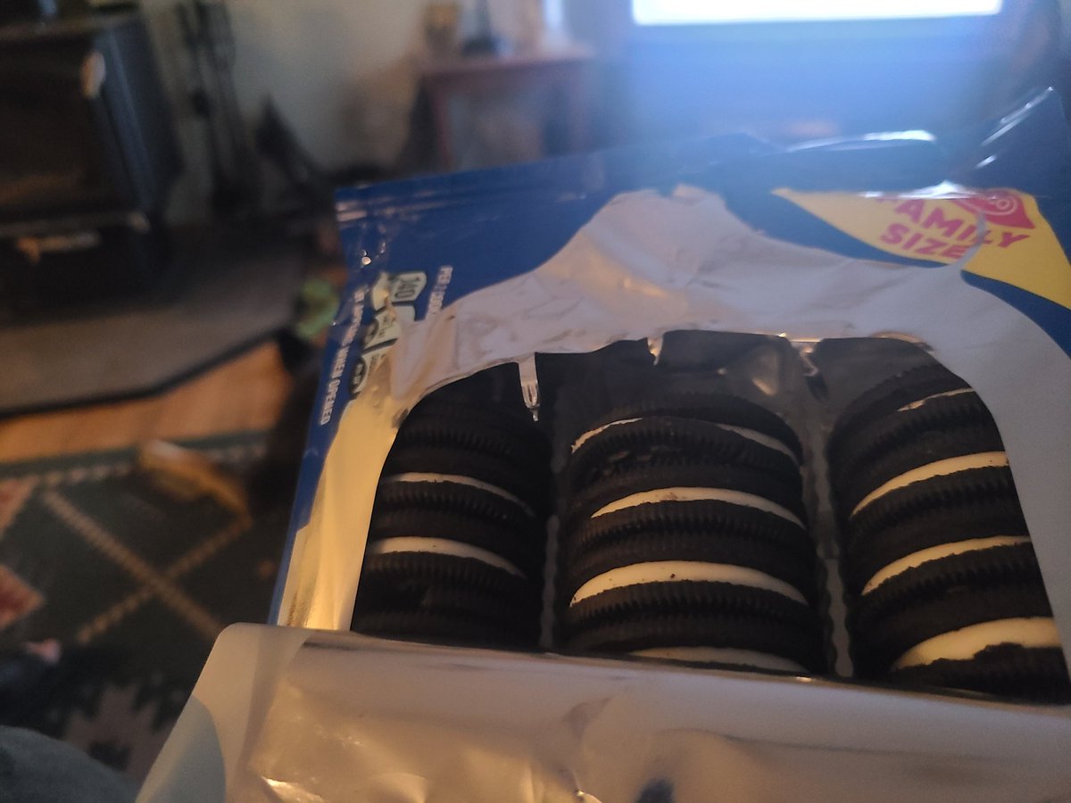 hawklady12's tweet photo. @nabisco I just opened this family size and missing 2-3 cookies in all 3 rows! So I paid extra for the family size to get the same amount as the regular pack! https://t.co/tpFNCASxk3