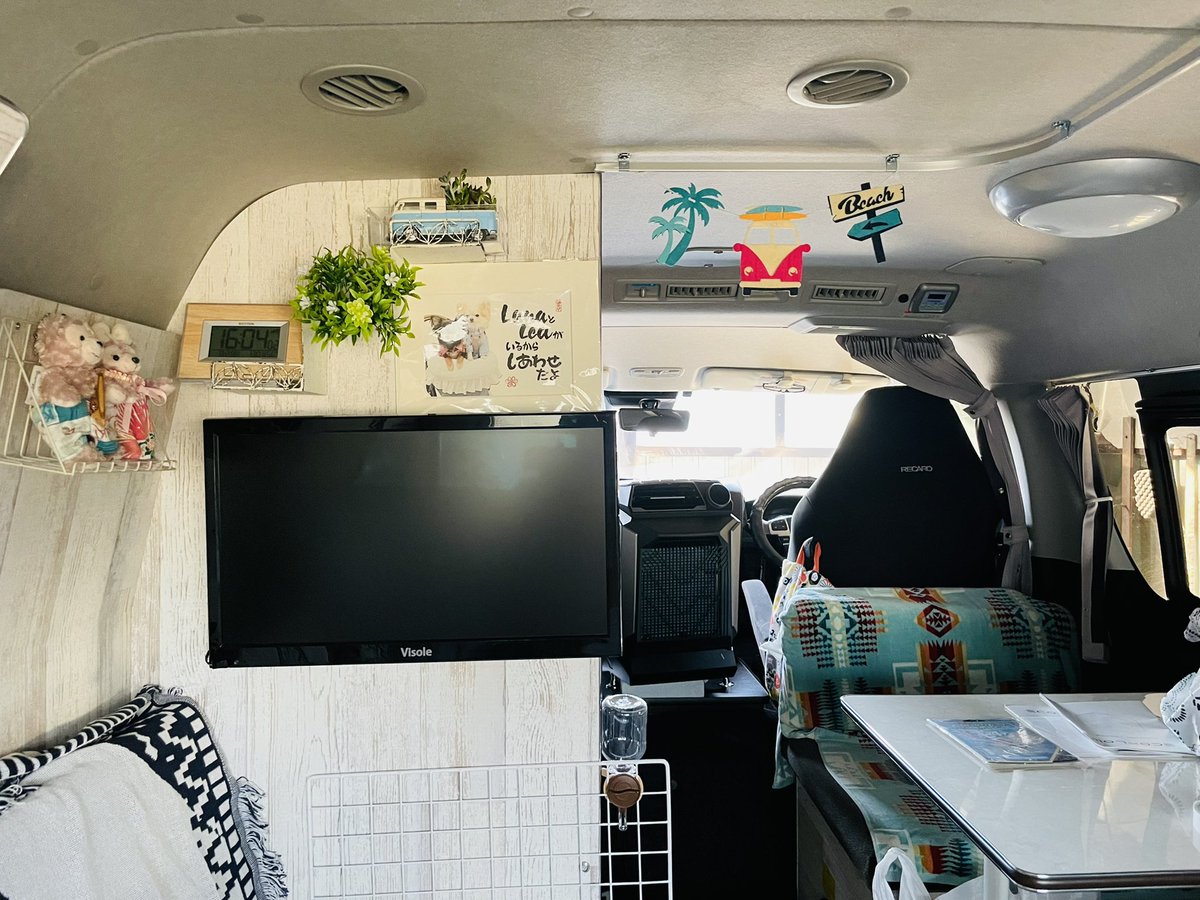 LanaLea11's tweet photo. #ecoflowwave の試運転。
車庫から外部電源で使用。
冷たい空気は出てくるけど、通気口(白いヤツ)が放射状に空気を出すので、排気した空気をまた吸ってるような気がする…
風量半分、温度最高(１６度)でつけて、寝転ぶとエンジンかけてる位の振動。
これは設置する場所が、ポールの上だからか？…続く https://t.co/fac37EH8lY