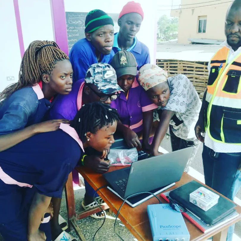 smartgirlsug's tweet photo. Our young people learning how to professional diagnosis a car...beyond physical ability but using technology. With the help.of their facilitor Eng.Abdul Seiko. @mtngirlswithtoolsug and thank you @mtnfoundation for the functional site. #girlsandyouthskilled https://t.co/90okdizXSs