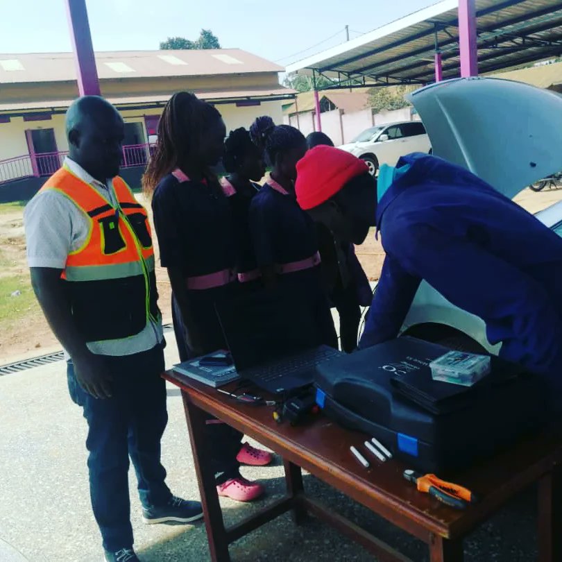 smartgirlsug's tweet photo. Our young people learning how to professional diagnosis a car...beyond physical ability but using technology. With the help.of their facilitor Eng.Abdul Seiko. @mtngirlswithtoolsug and thank you @mtnfoundation for the functional site. #girlsandyouthskilled https://t.co/90okdizXSs