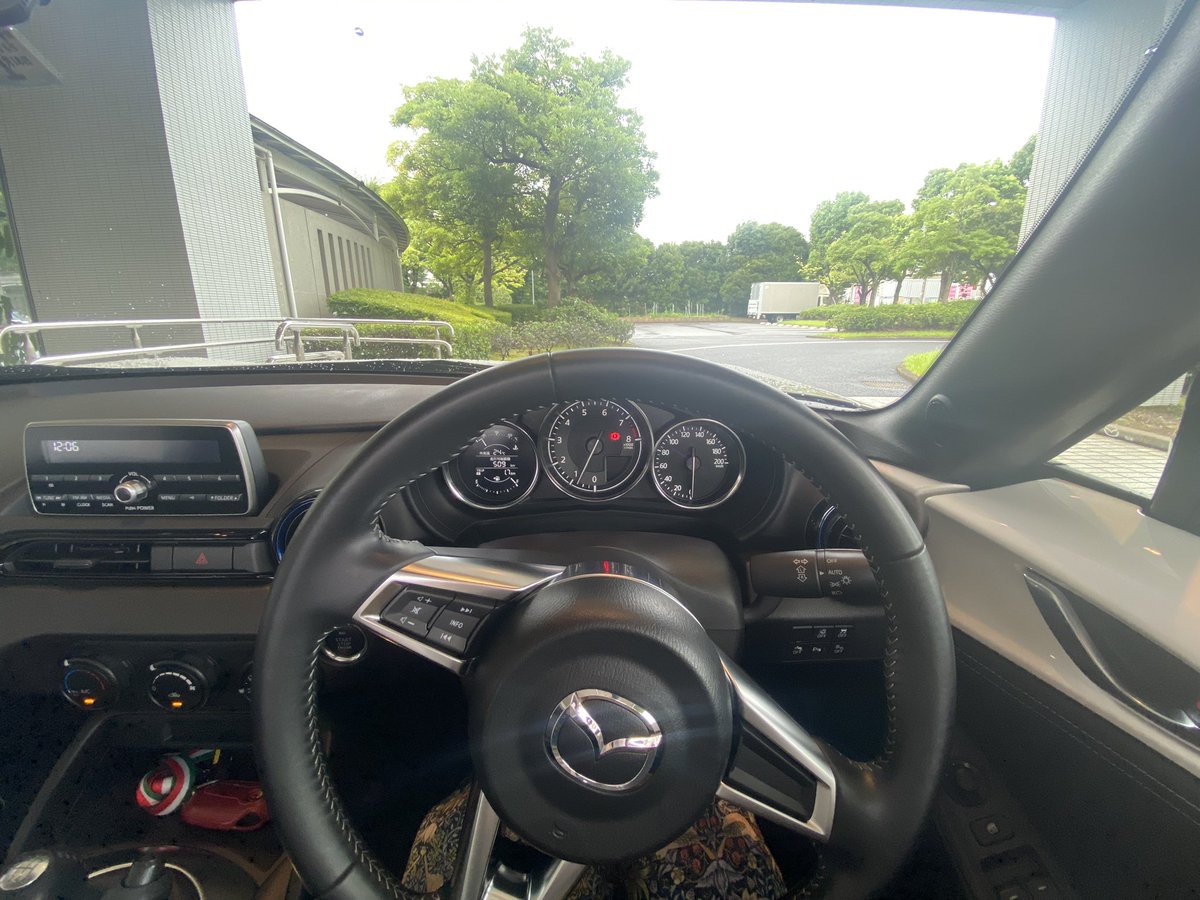 kazumi1772's tweet photo. beecarの大人の夏休みというイベントに参加させていただきました🚘
マツダのロードスターを試乗しました😆
#beecar #mazda #ロードスター https://t.co/YNOoakHUhD