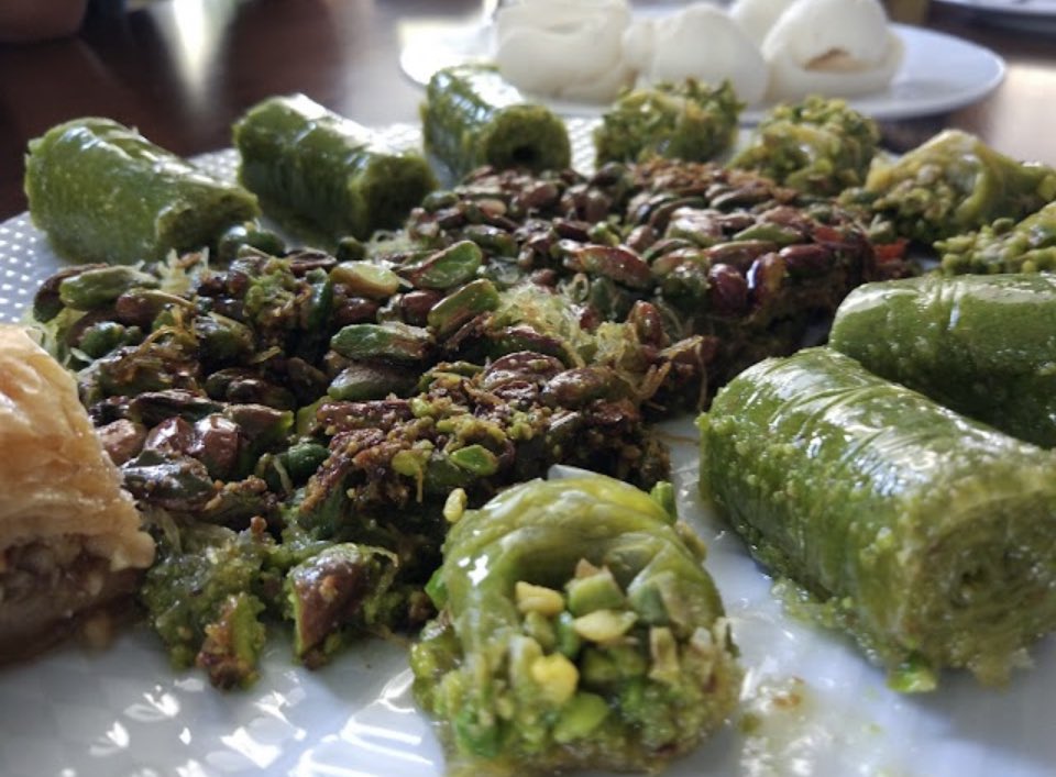 nerdeneye's tweet photo. Bursa’da bir Antep lezzeti şöleni👏 Antep lahmacunundan ,baklavasına yediğiniz hiç bir tattan pişman olmazsınız. Özdemiroğlu baklava #gaziantep #lahmacun #baklava #gurme #sedat_peker #SavcilarNEREDE #mebogretmenidinle #pazar #GulsenYalnizDegildir #HakanUral https://t.co/cAJAtwSsvC
