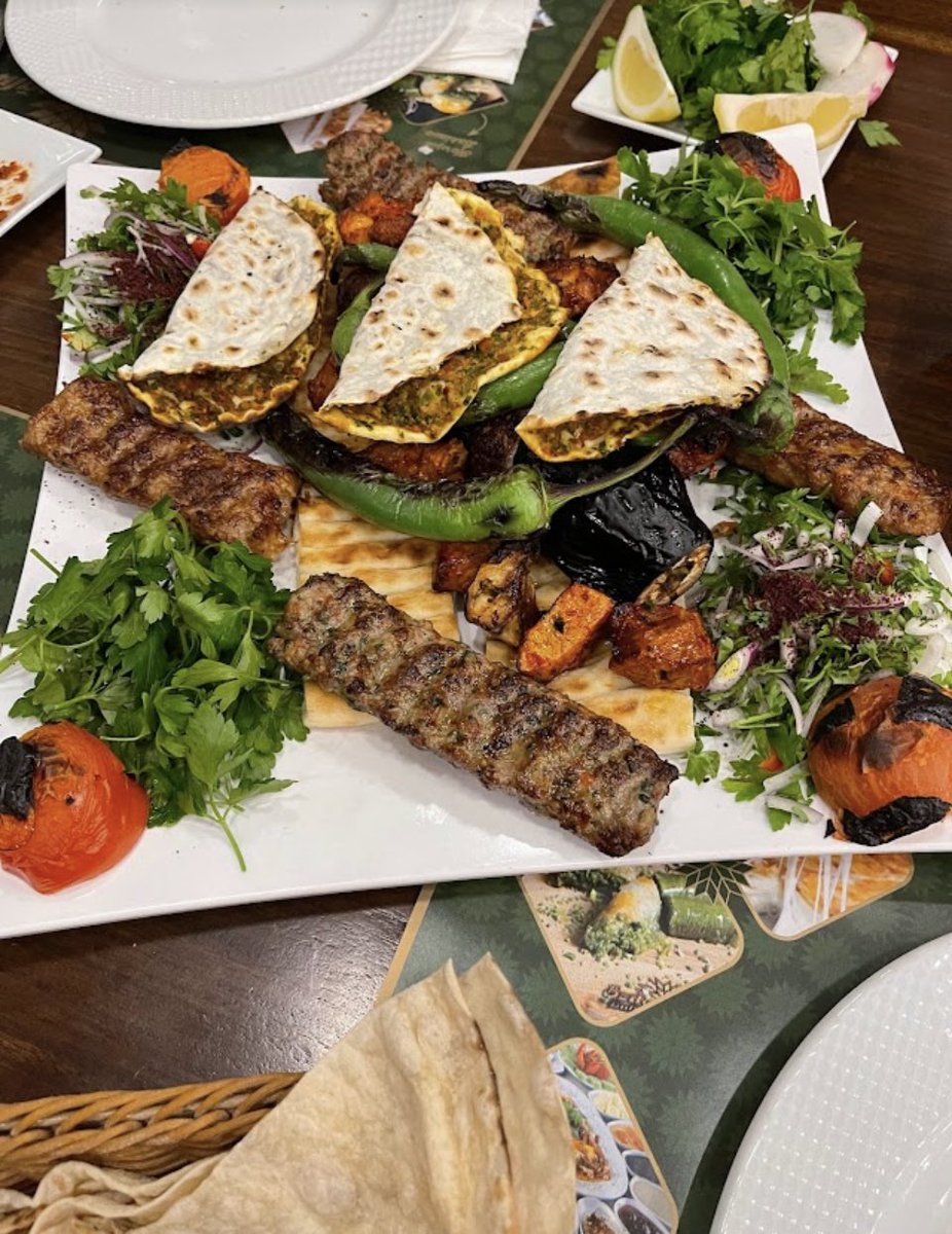 nerdeneye's tweet photo. Bursa’da bir Antep lezzeti şöleni👏 Antep lahmacunundan ,baklavasına yediğiniz hiç bir tattan pişman olmazsınız. Özdemiroğlu baklava #gaziantep #lahmacun #baklava #gurme #sedat_peker #SavcilarNEREDE #mebogretmenidinle #pazar #GulsenYalnizDegildir #HakanUral https://t.co/cAJAtwSsvC