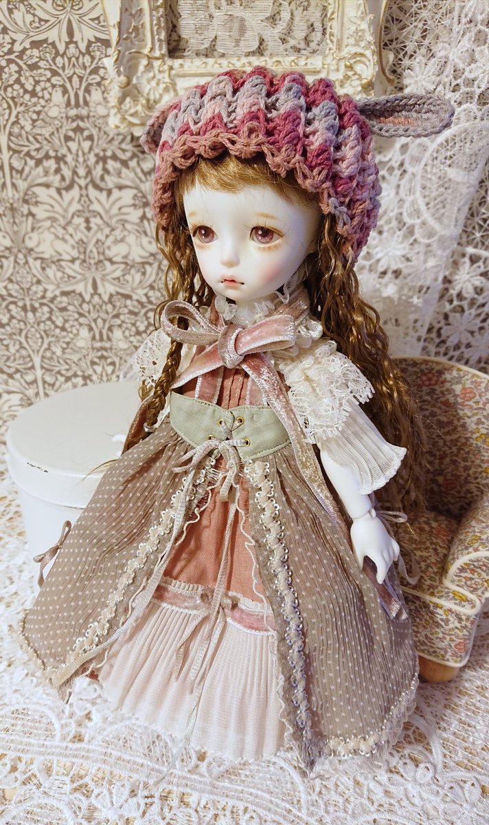 akokina's tweet photo. imda2.6のモデちゃんをお迎えしました🥰
小さくてとてもかわいい～💕
3.0サイズと比べてもかなり小さいです。
2.6サイズは初めてで、ジャストサイズのお洋服を持っていなかったので、手持ちの3.0サイズのお洋服を着てもらいました。

#imda #imdadoll #imda2.6 #Modigli https://t.co/XwjShITbAI