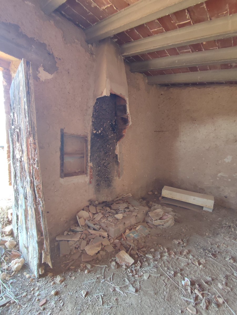 Edu_sanroma's tweet photo. El dia a dia del pagès:

T'entren a robar a una pallissa, com que no troben res de ferralla, ni res de valor, es dediquen a trencar la xemeneia que va fer el meu avi per si algun dia has de dinar al tros.
En començo a estar fart, i aquí ningú fa res.

@PagesosGPS @govern @mossos https://t.co/SUJPozcsjY