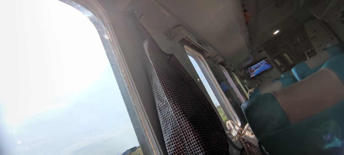 beni3bee's tweet photo. Dear @KAI121, gile ya klean! Gw bayar gerbong eksekutif Argo Lawu Tambahan dr Yogya ke Gambir, di kasih gerbong butut dan kaya akan sinar matahari tanpa ada tirai.
Kursi reot peot. Dan toiletnya dekil kyk toilet di pasar tradisional, malah lebih bersih disana. 🤬🤬🤬 https://t.co/nnzBdfCbVT